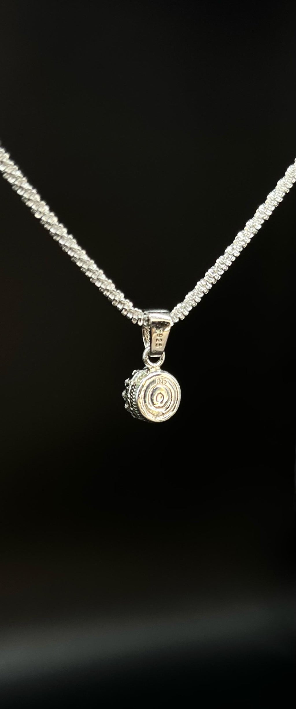 Königlicher Kronenanhänger mit Smaragd Brillianten und Diamanten in Epoxidharz – edel, einzigartig & handgefertigt (8 mm)