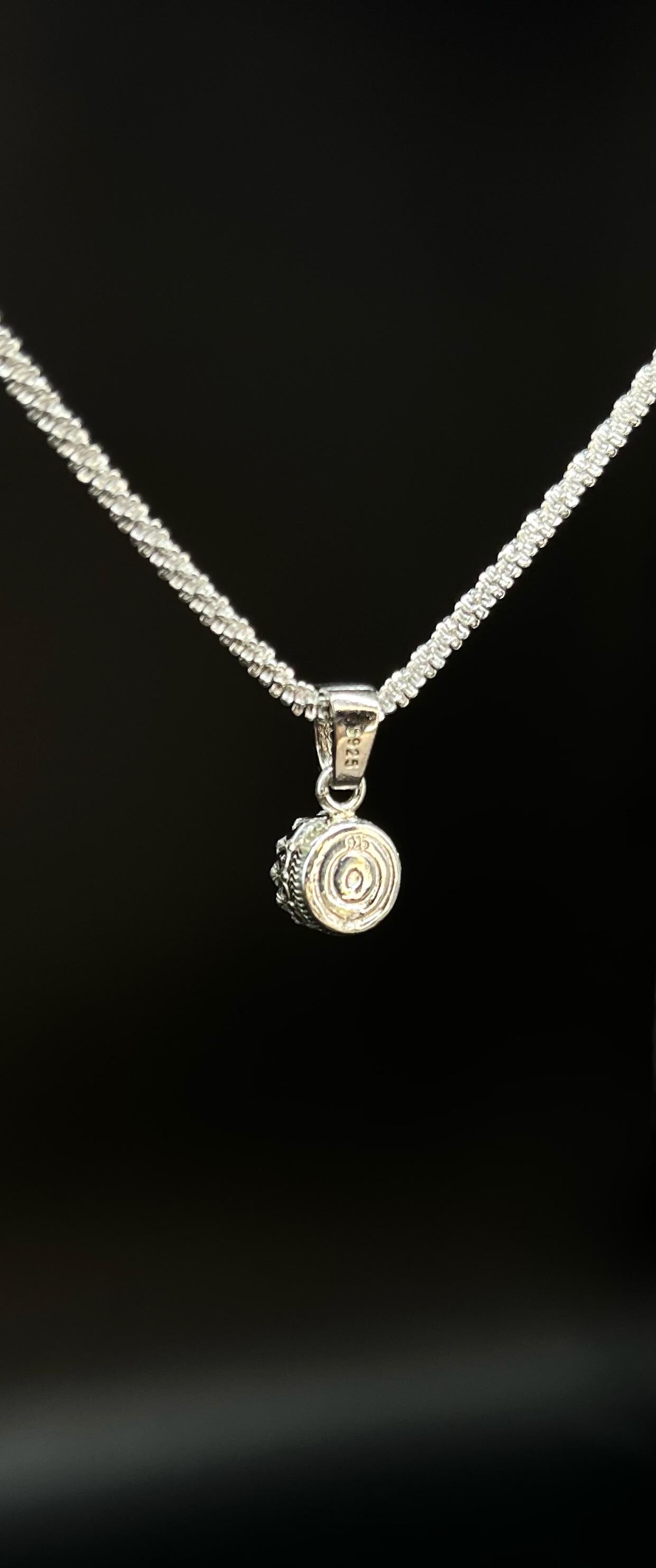 Königlicher Kronenanhänger mit Smaragd Brillianten und Diamanten in Epoxidharz – edel, einzigartig & handgefertigt (8 mm)