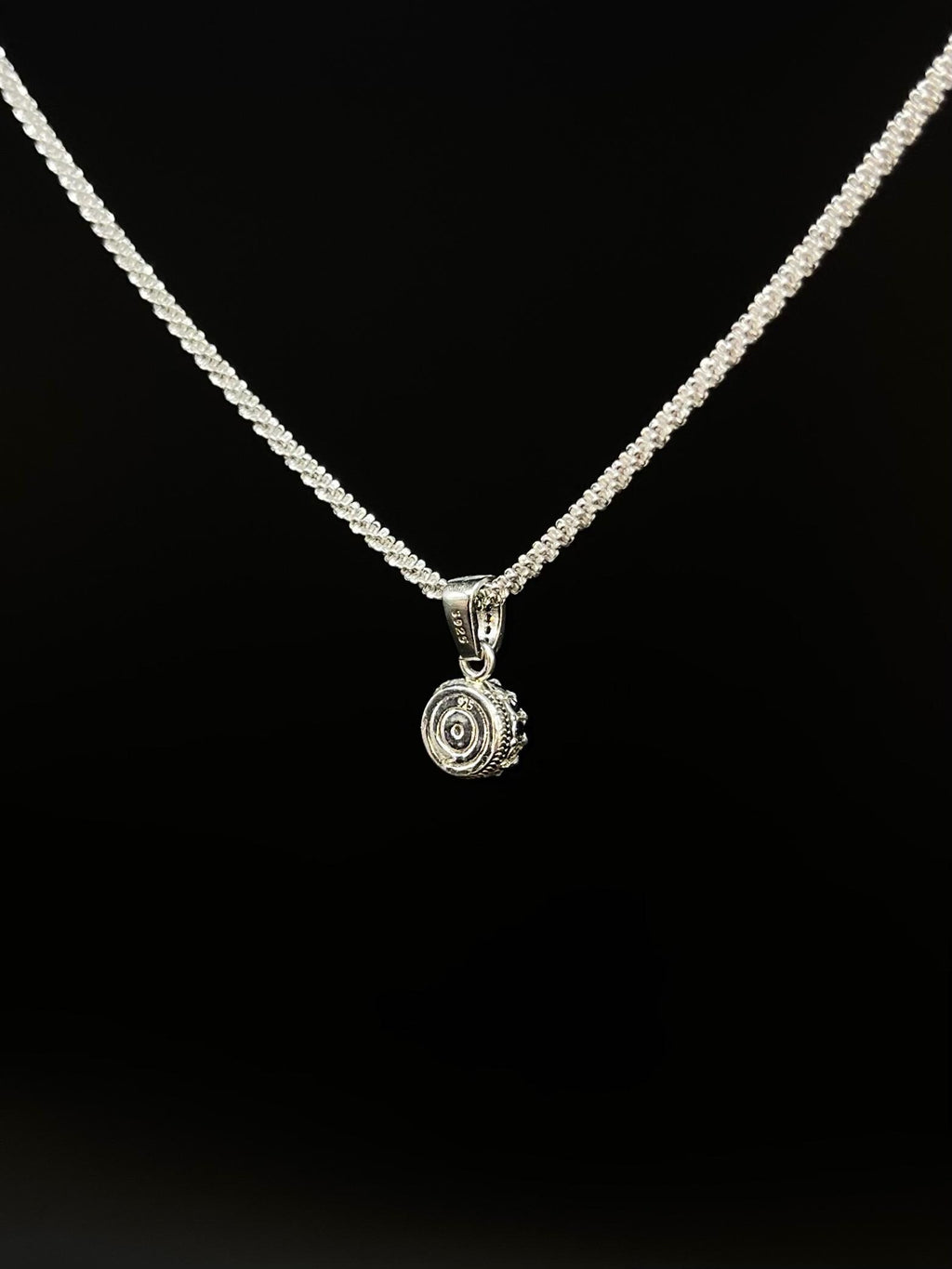 Königlicher Kronenanhänger mit Tansanit Brillianten und Diamanten in Epoxidharz – edel, einzigartig & handgefertigt (8 mm)