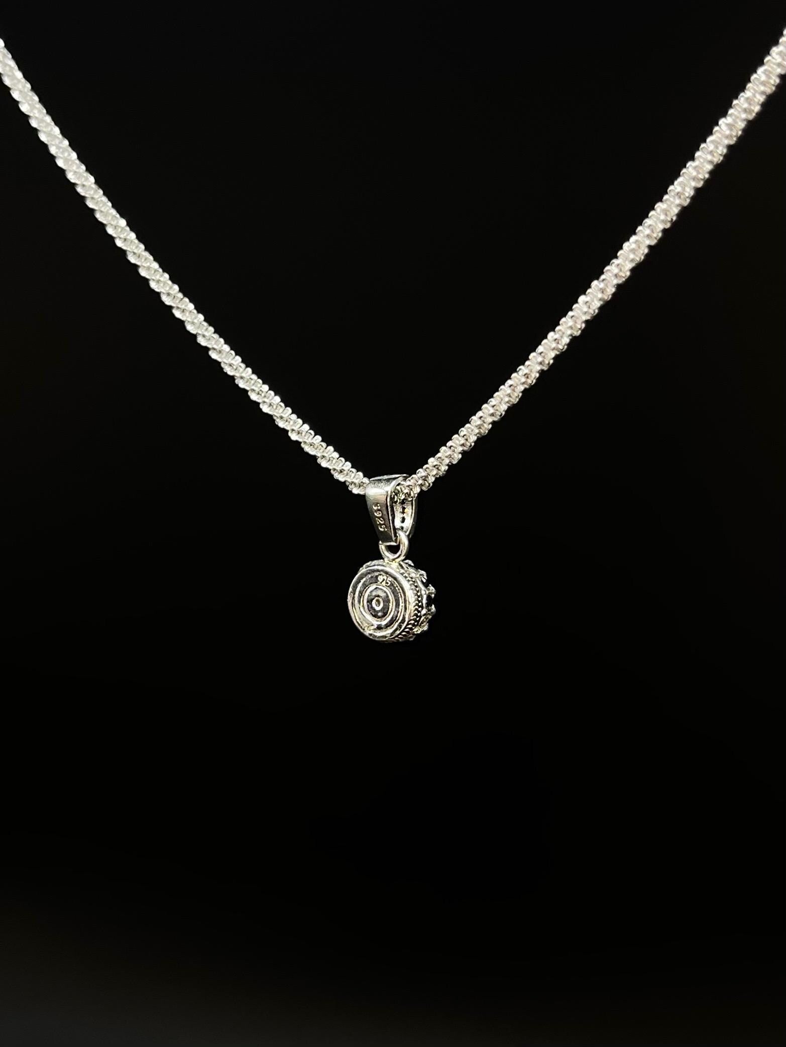 Königlicher Kronenanhänger mit Tansanit Brillianten und Diamanten in Epoxidharz – edel, einzigartig & handgefertigt (8 mm)