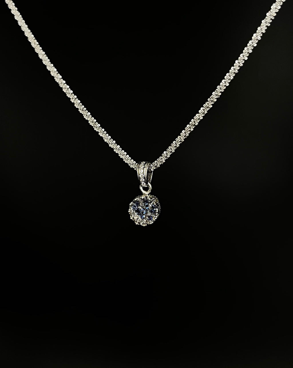 Königlicher Kronenanhänger mit Tansanit Brillianten und Diamanten in Epoxidharz – edel, einzigartig & handgefertigt (8 mm)