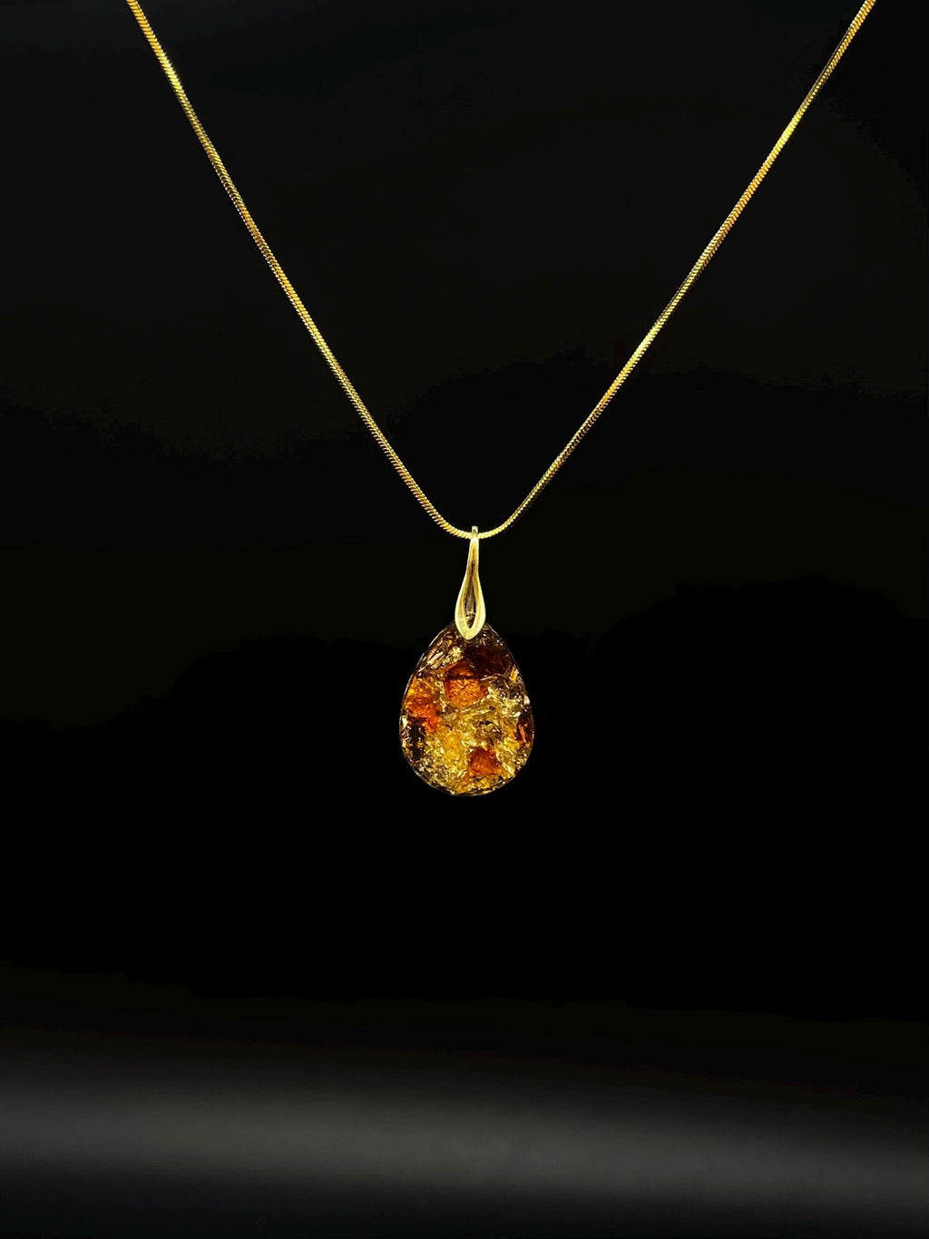 Bernstein Anhänger mit vergoldetem 925 Sterling Silber und Blattgold | Orgonit Amulett in Tropfenform | Weihnachtsgeschenk