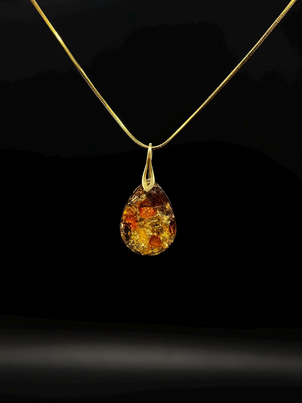 Bernstein Anhänger mit vergoldetem 925 Sterling Silber und Blattgold | Orgonit Amulett in Tropfenform | Weihnachtsgeschenk