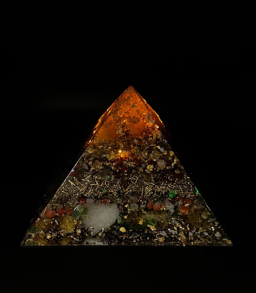 Beleuchtete Orgonit Pyramide 18 cm | Kristall Lampe Handgemacht mit Edelsteinen & Metall | Weihnachtsgeschenkidee