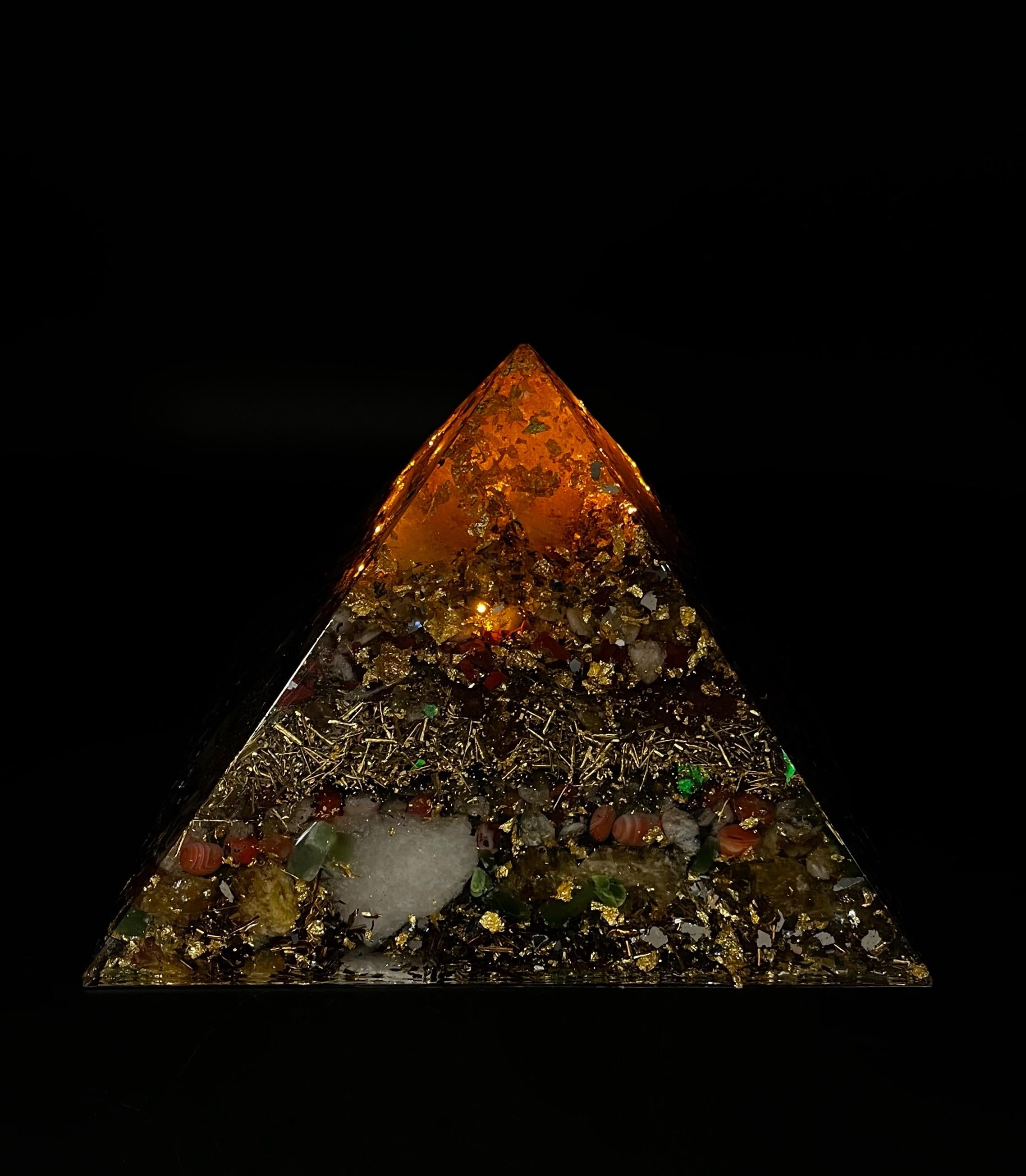 Beleuchtete Orgonit Pyramide 18 cm | Kristall Lampe Handgemacht mit Edelsteinen & Metall | Weihnachtsgeschenkidee
