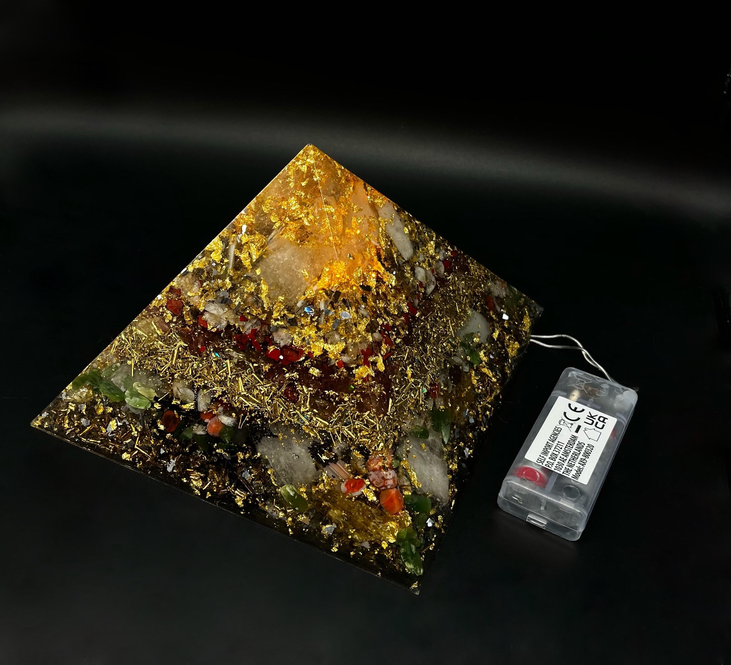 Beleuchtete Orgonit Pyramide 18 cm | Kristall Lampe Handgemacht mit Edelsteinen & Metall | Weihnachtsgeschenkidee