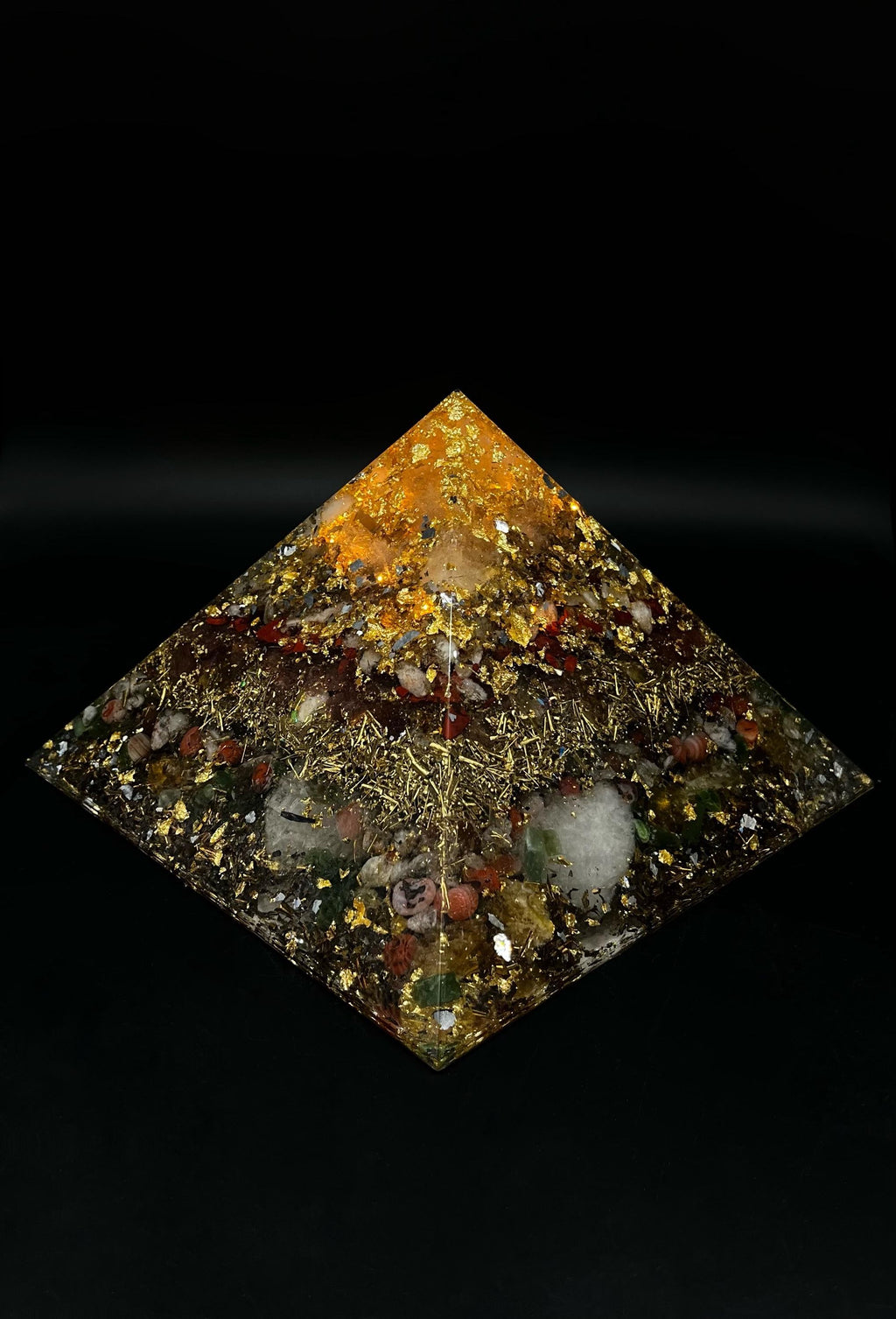 Beleuchtete Orgonit Pyramide 18 cm | Kristall Lampe Handgemacht mit Edelsteinen & Metall | Weihnachtsgeschenkidee