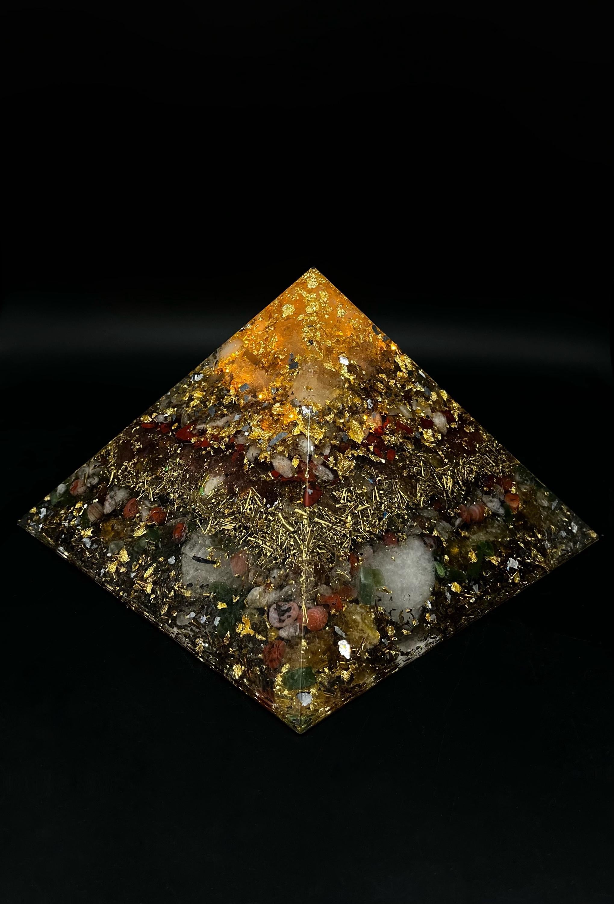 Beleuchtete Orgonit Pyramide 18 cm | Kristall Lampe Handgemacht mit Edelsteinen & Metall | Weihnachtsgeschenkidee