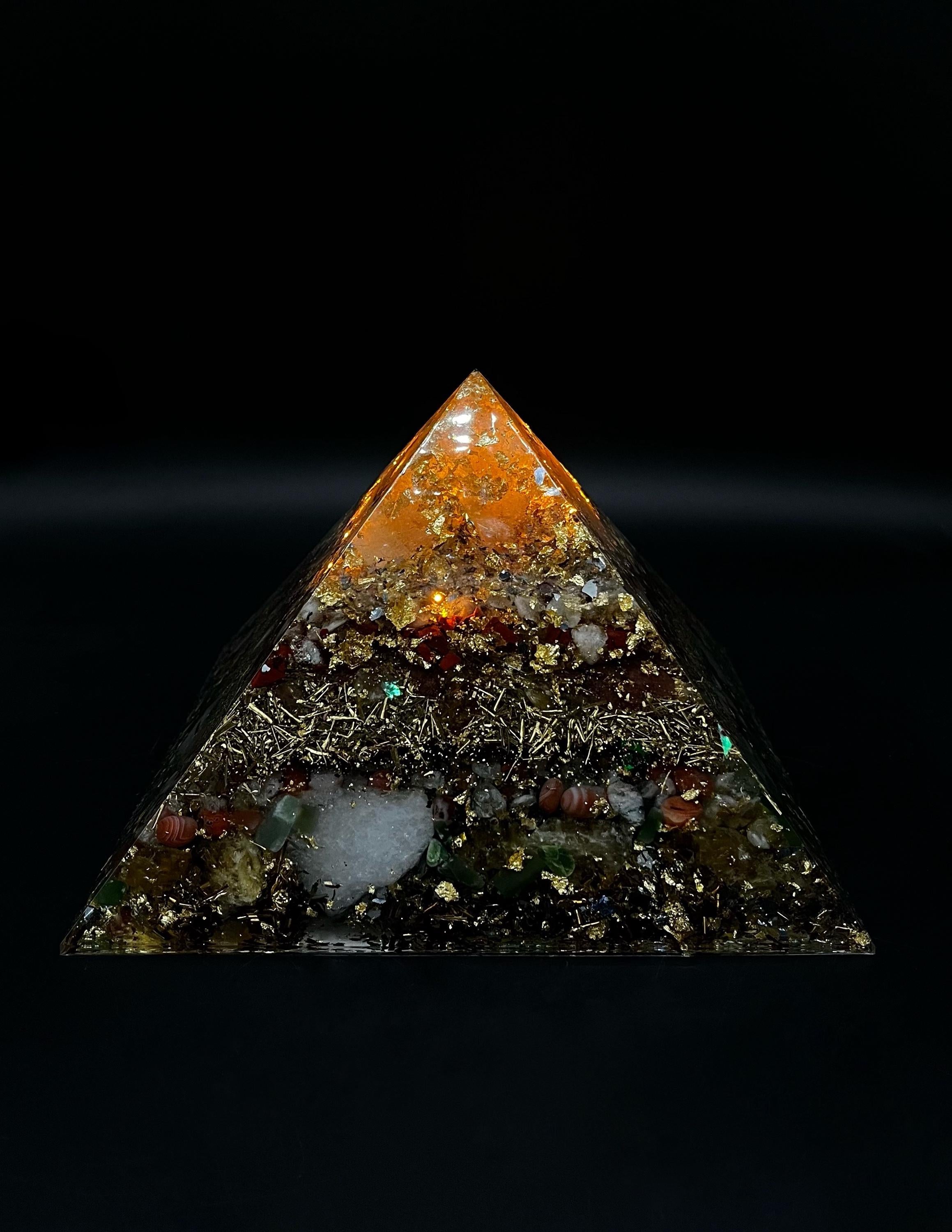 Beleuchtete Orgonit Pyramide 18 cm | Kristall Lampe Handgemacht mit Edelsteinen & Metall | Weihnachtsgeschenkidee