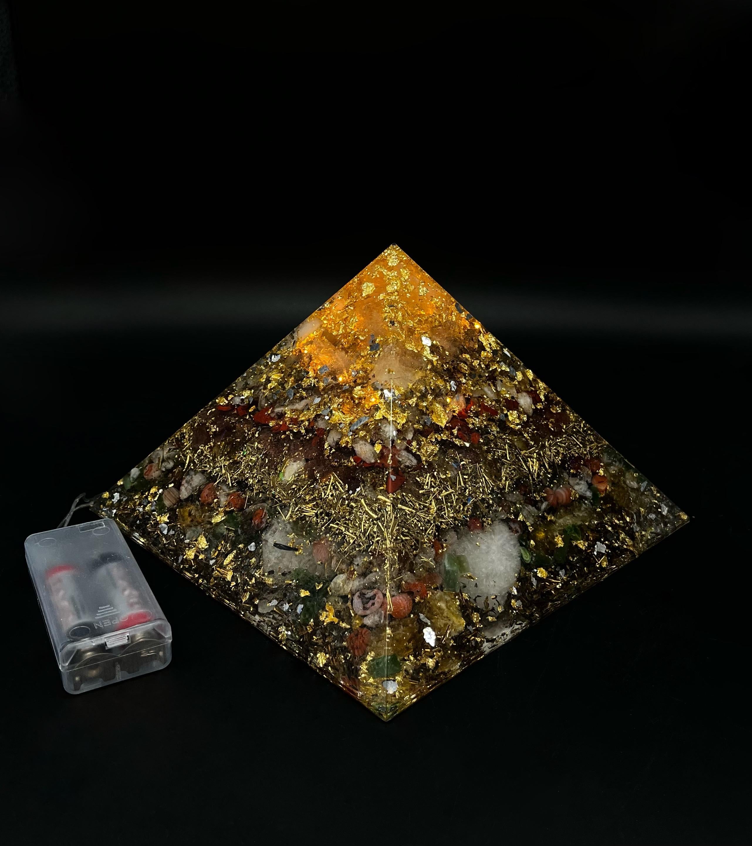Beleuchtete Orgonit Pyramide 18 cm | Kristall Lampe Handgemacht mit Edelsteinen & Metall | Weihnachtsgeschenkidee