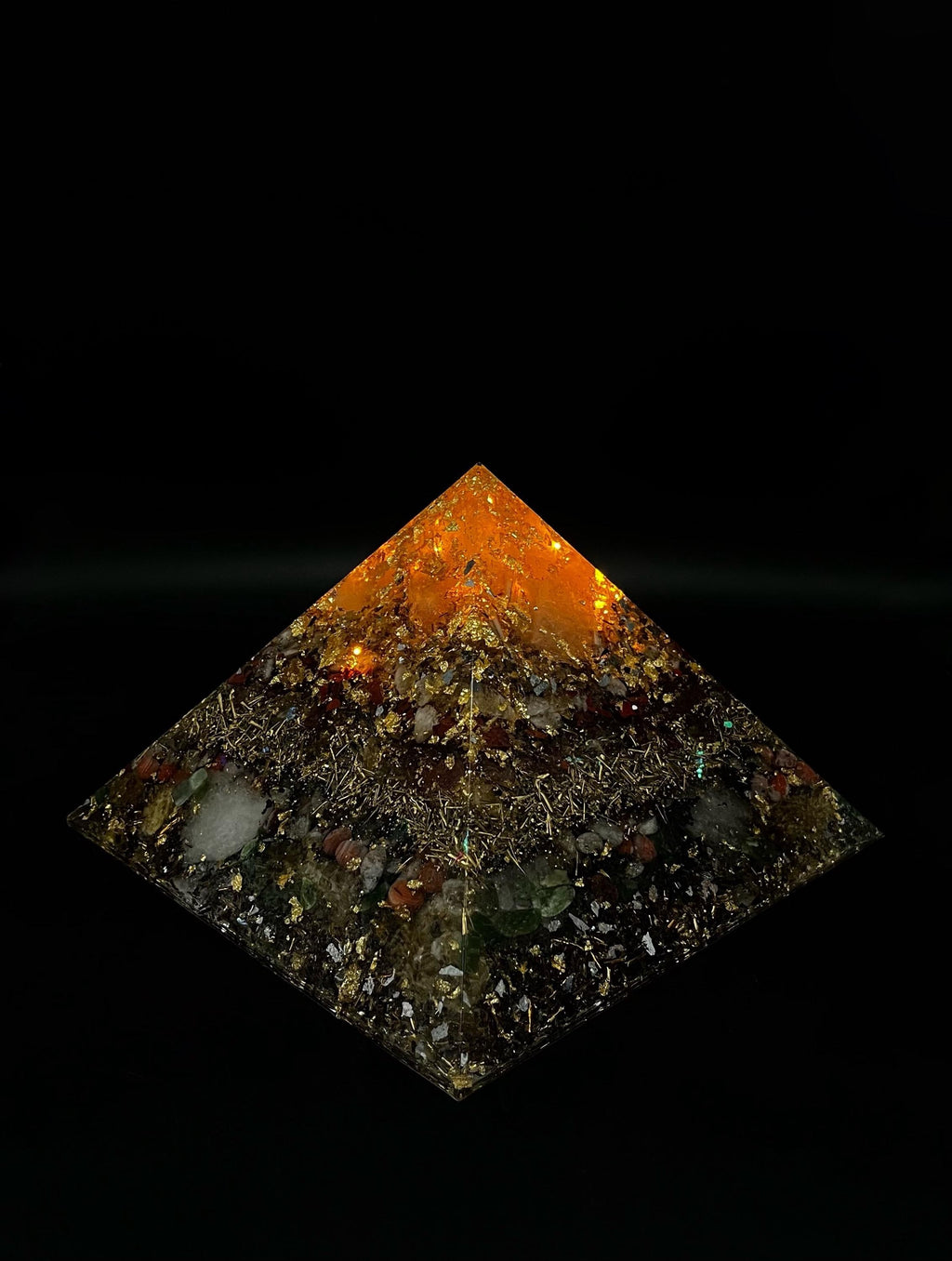 Beleuchtete Orgonit Pyramide 18 cm | Kristall Lampe Handgemacht mit Edelsteinen & Metall | Weihnachtsgeschenkidee