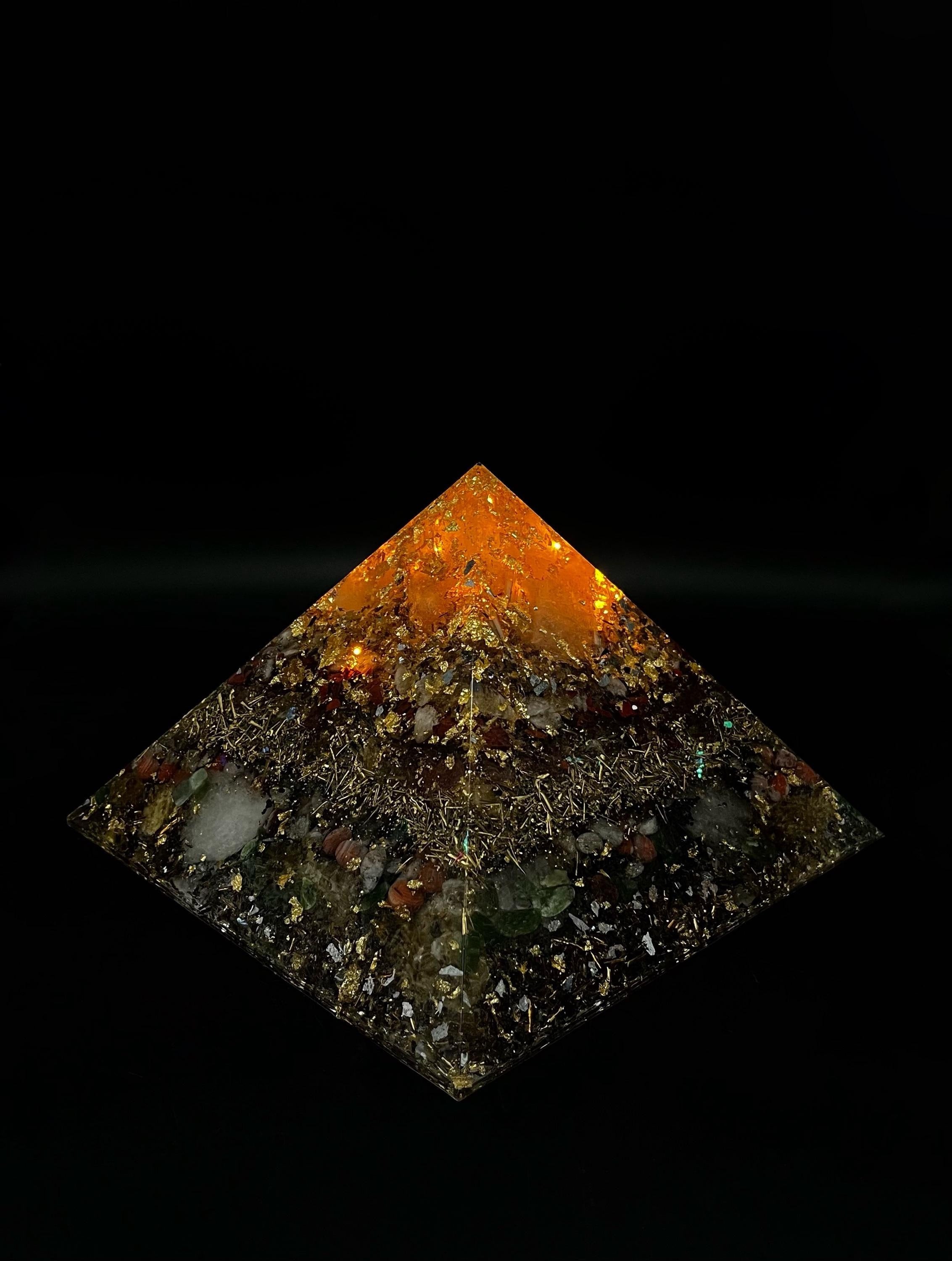 Beleuchtete Orgonit Pyramide 18 cm | Kristall Lampe Handgemacht mit Edelsteinen & Metall | Weihnachtsgeschenkidee