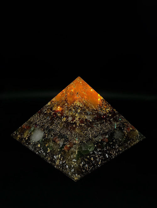 Beleuchtete Orgonit Pyramide 18 cm | Kristall Lampe Handgemacht mit Edelsteinen & Metall | Weihnachtsgeschenkidee