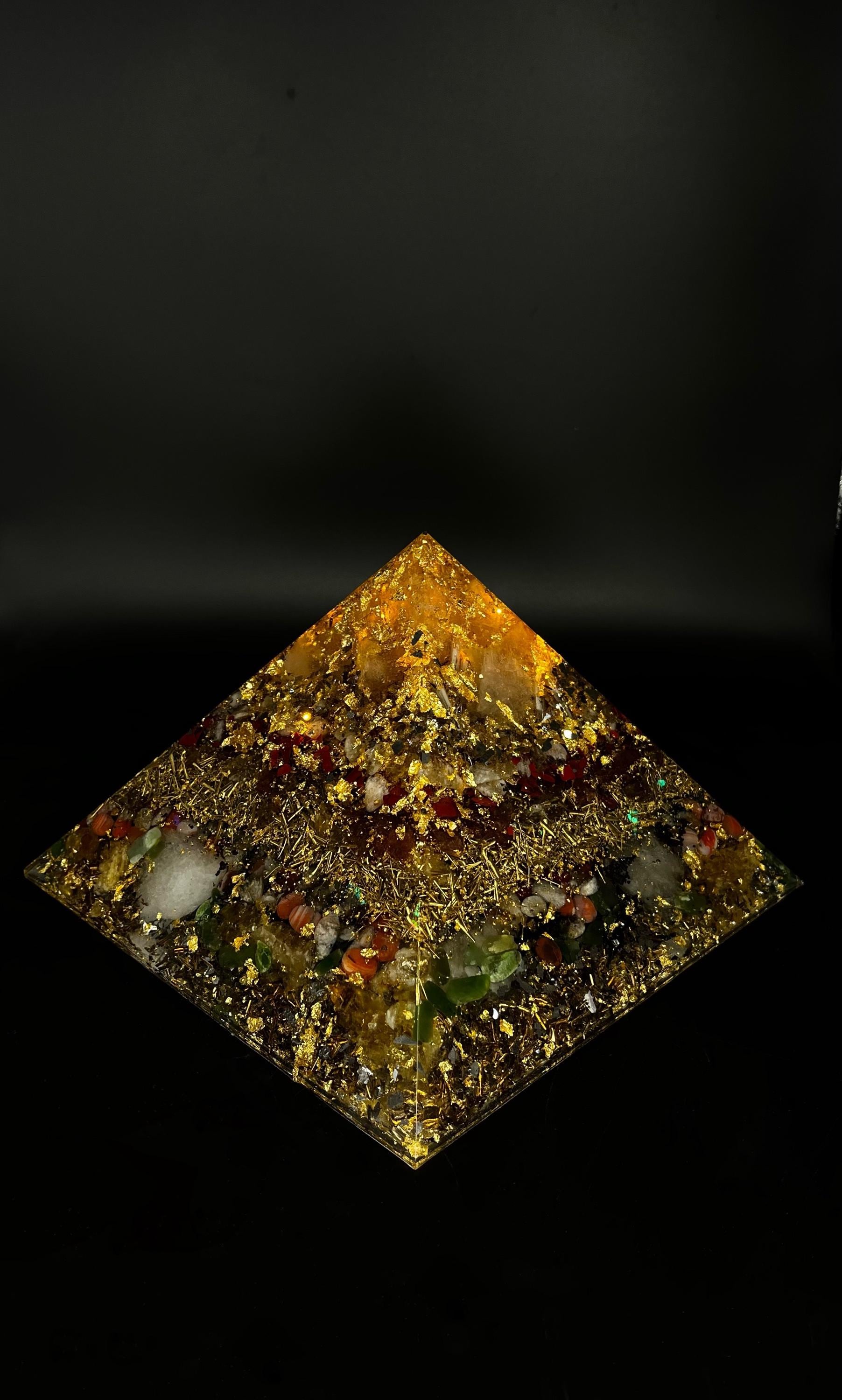 Beleuchtete Orgonit Pyramide 18 cm | Kristall Lampe Handgemacht mit Edelsteinen & Metall | Weihnachtsgeschenkidee