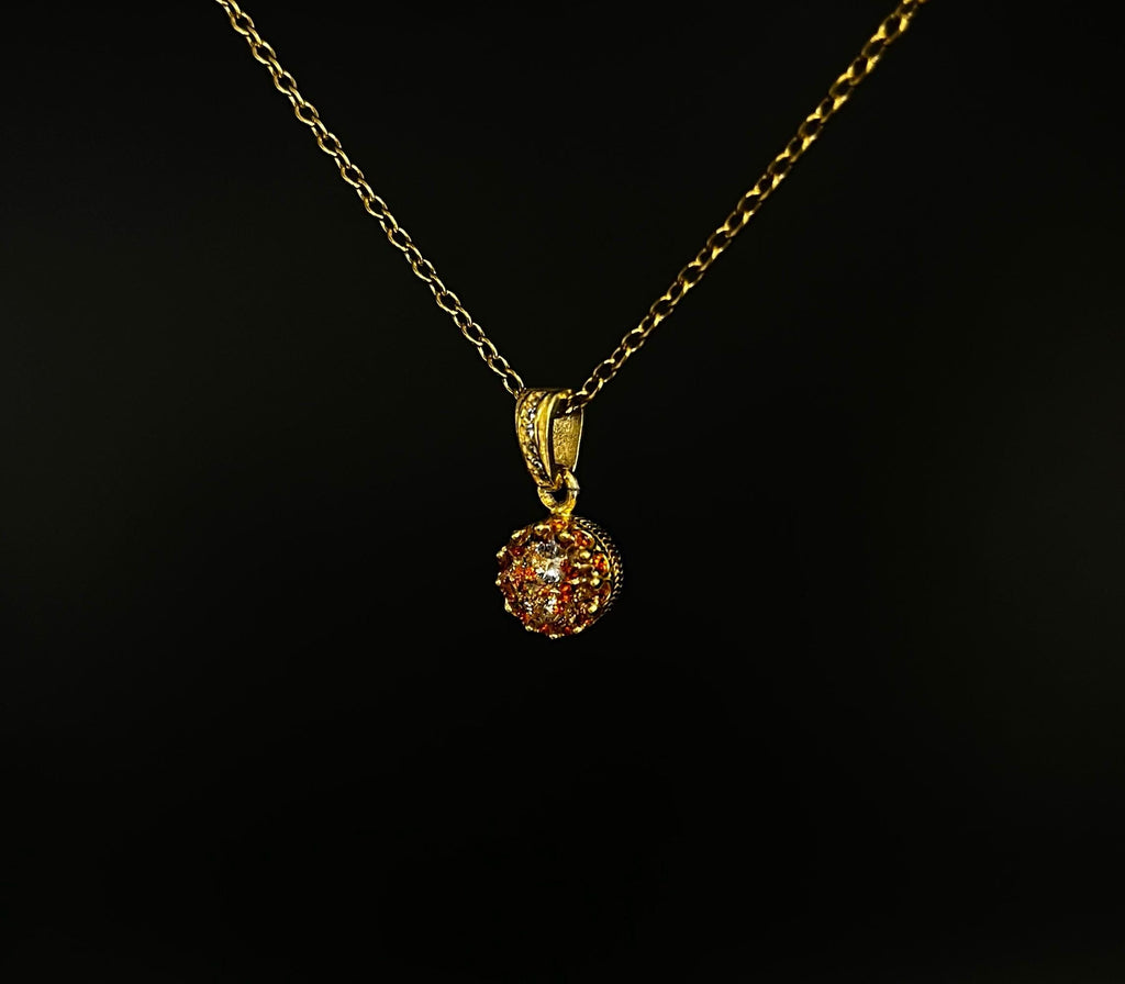 Königlicher Goldanhänger mit Mandarin Brillianten und Diamanten in Epoxidharz – edel, einzigartig & handgefertigt (8 mm)
