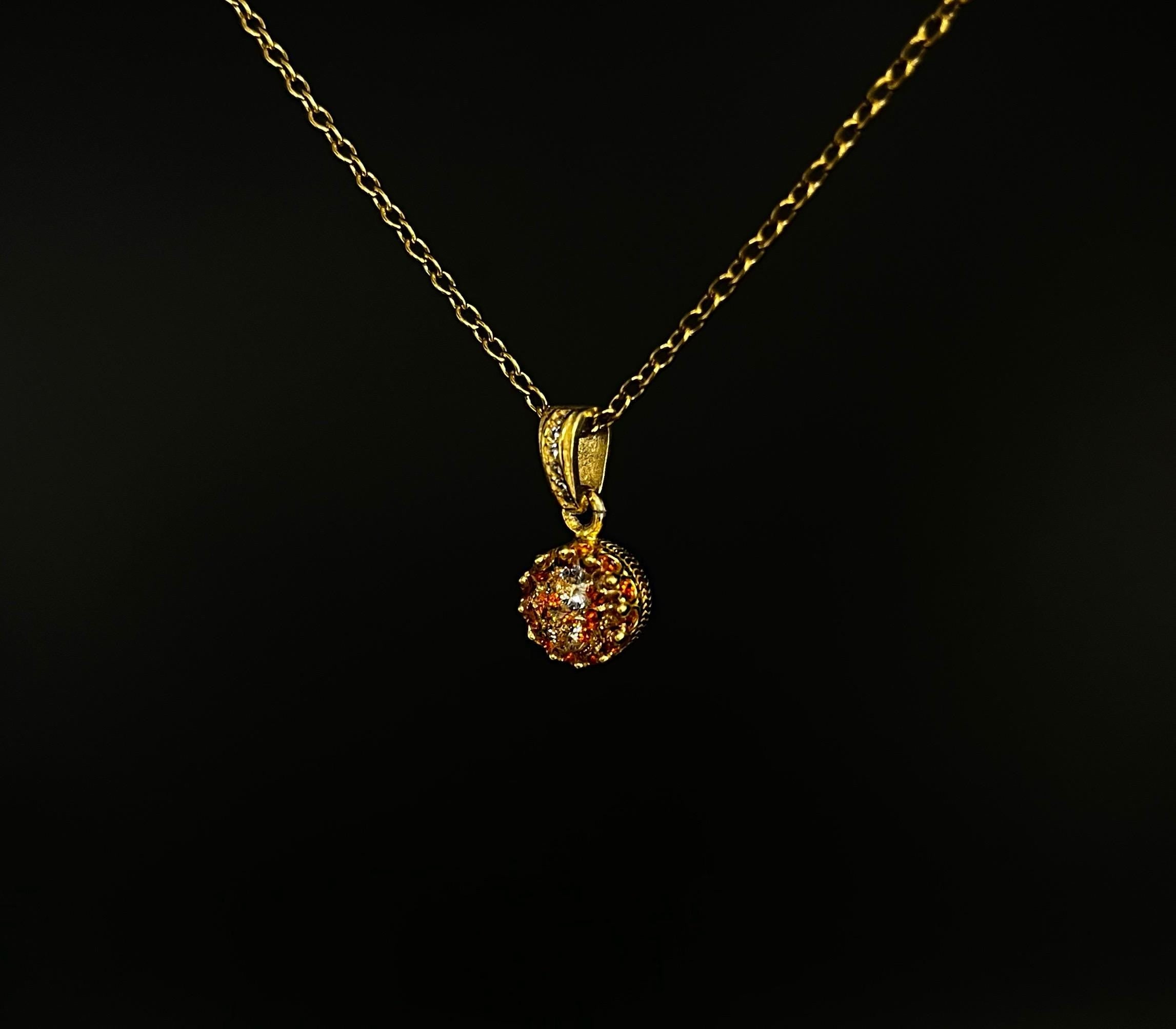 Königlicher Goldanhänger mit Mandarin Brillianten und Diamanten in Epoxidharz – edel, einzigartig & handgefertigt (8 mm)