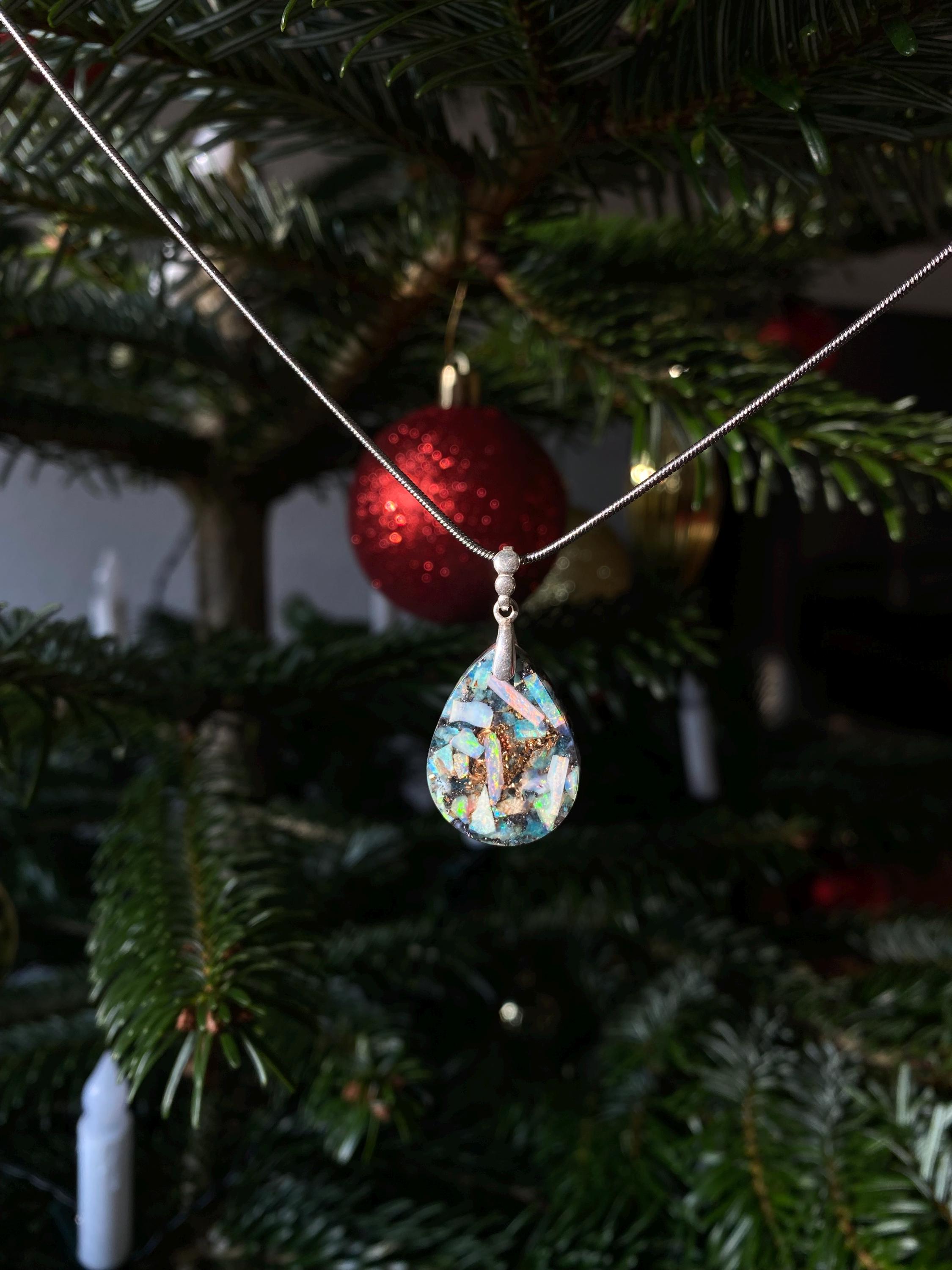 Opal Anhänger mit 925 Sterling Silber | Orgonit Amulett in Tropfenform | Edles Weihnachtsgeschenk von Hand gefertigt