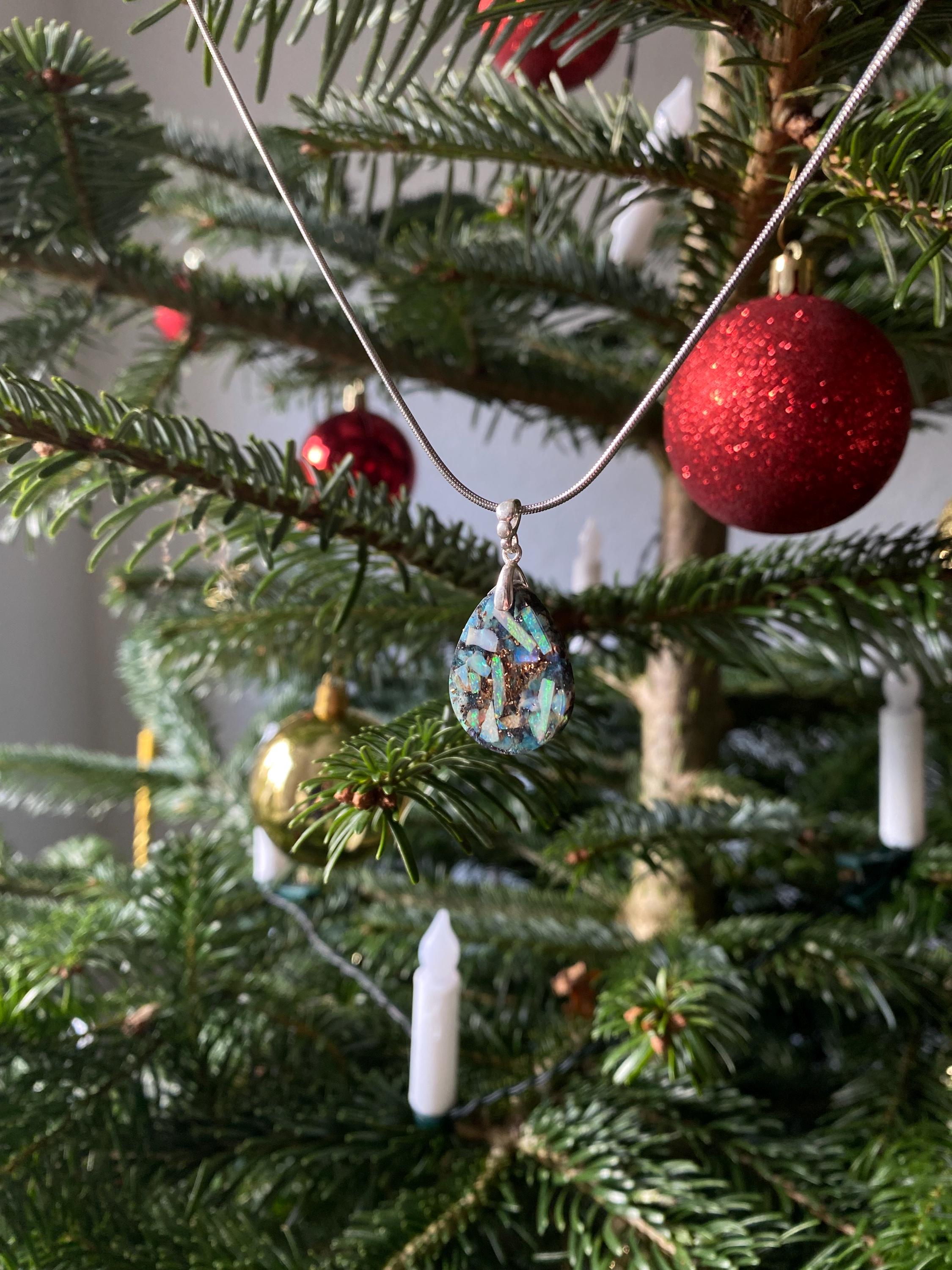 Opal Anhänger mit 925 Sterling Silber | Orgonit Amulett in Tropfenform | Edles Weihnachtsgeschenk von Hand gefertigt