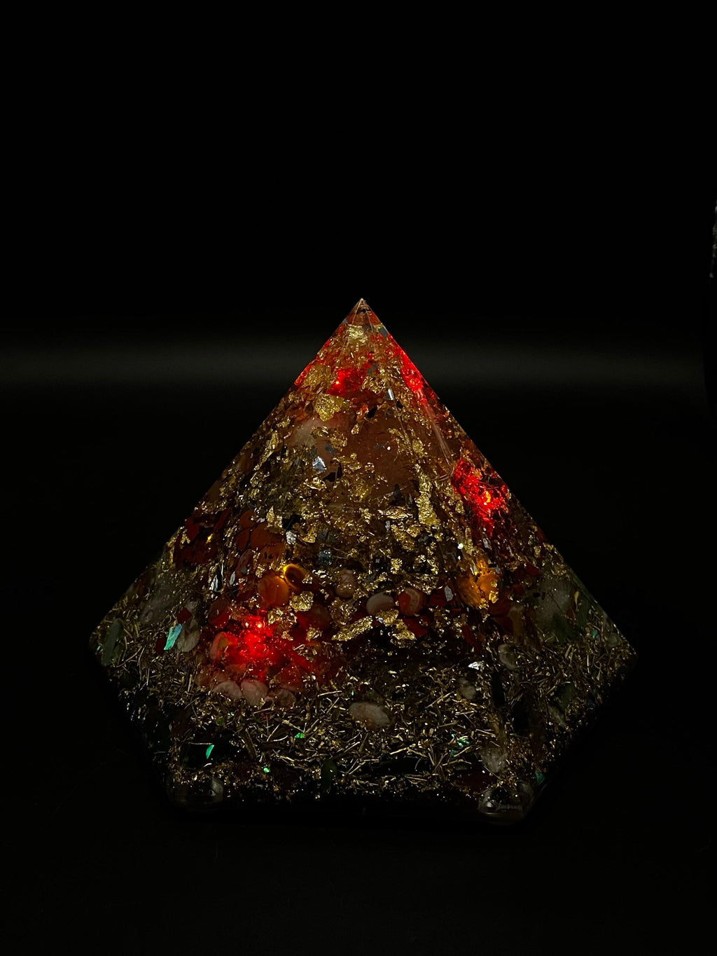 Lichtpyramide Weihnachten | Handgemachte Energiepyramide mit Bergkristall & integrierter Leuchtfunktion mit Batteriefach Orgonit Pyramide