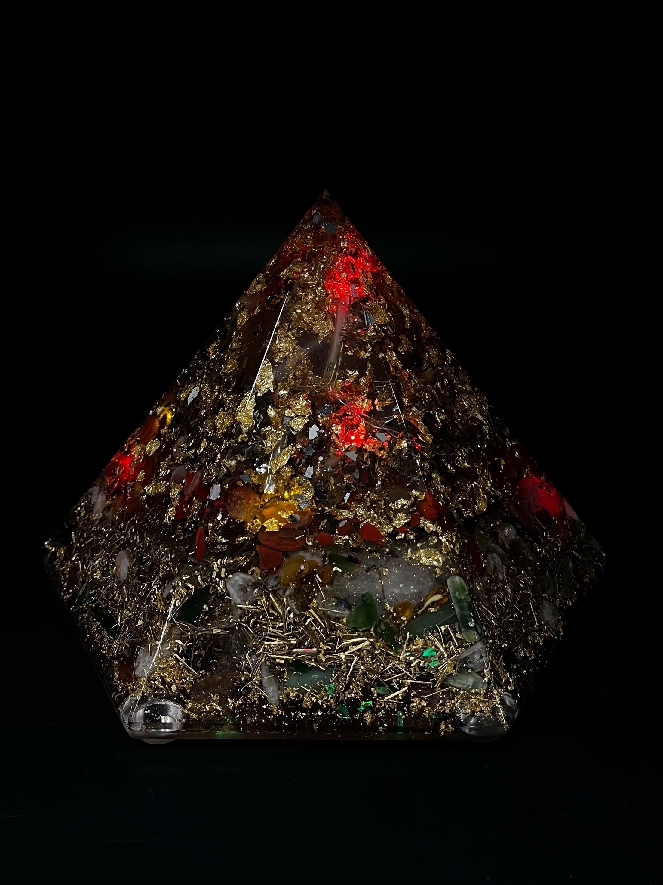 Lichtpyramide Weihnachten | Handgemachte Energiepyramide mit Bergkristall & integrierter Leuchtfunktion mit Batteriefach Orgonit Pyramide