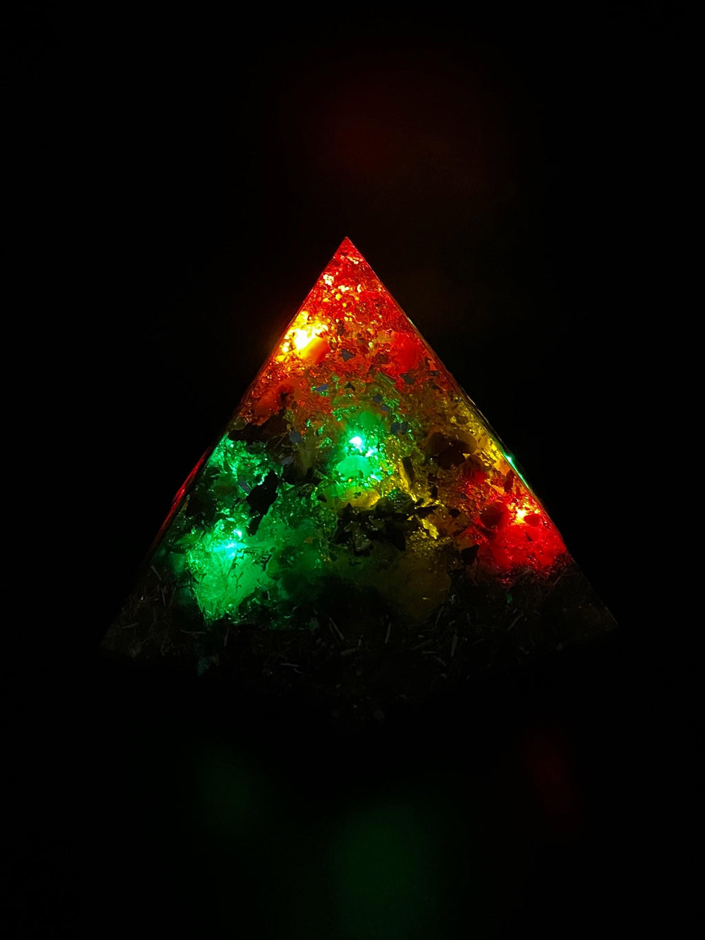 Lichtpyramide Weihnachten | Handgemachte Energiepyramide mit Bergkristall & integrierter Leuchtfunktion mit Batteriefach Orgonit Pyramide