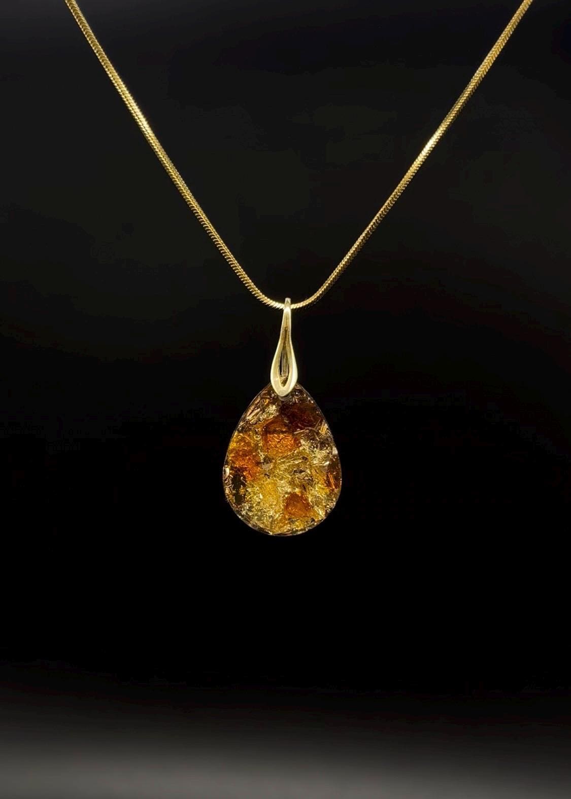 Bernstein Anhänger mit vergoldetem 925 Sterling Silber und Blattgold | Orgonit Amulett in Tropfenform | Weihnachtsgeschenk