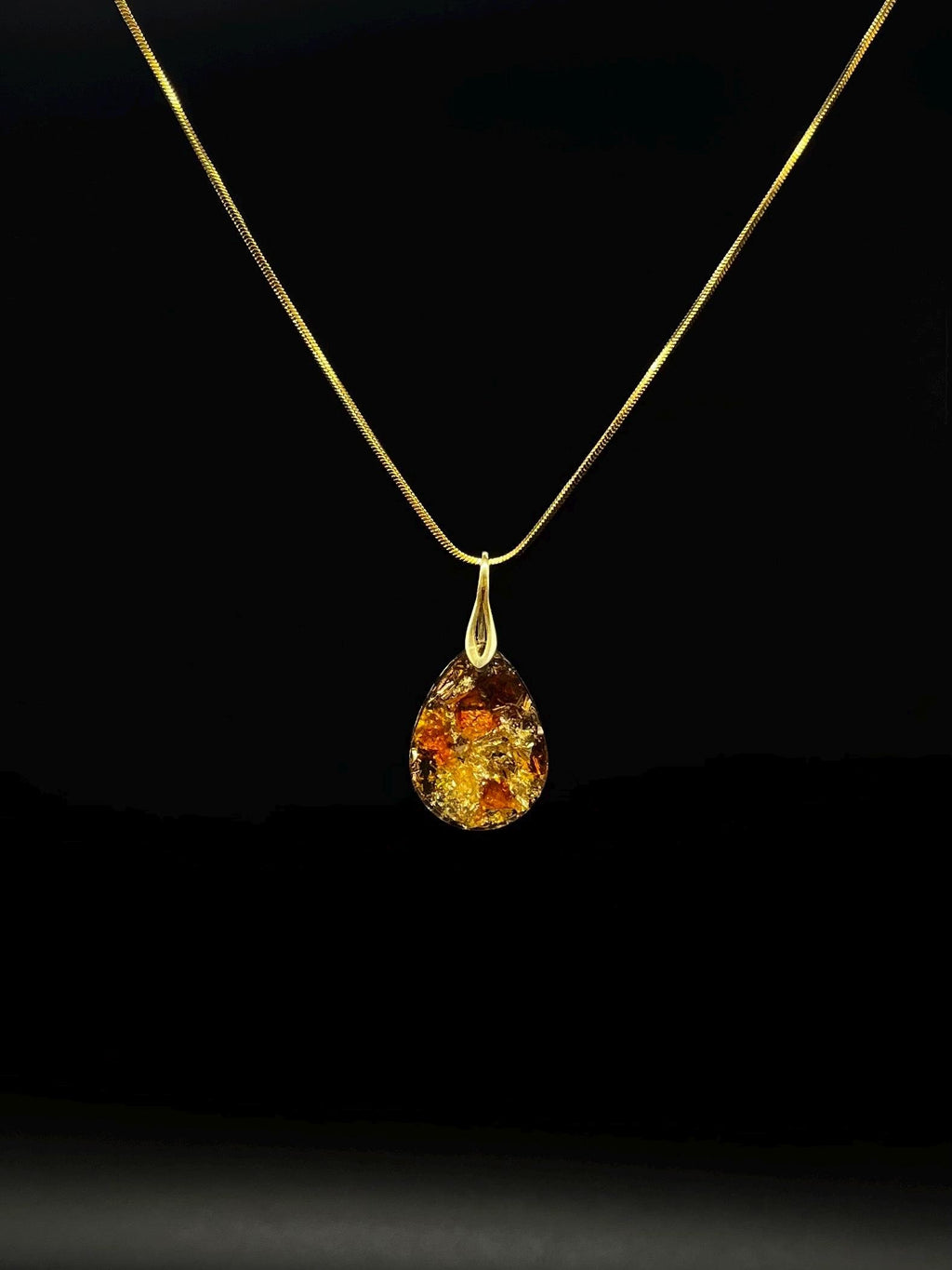 Bernstein Anhänger mit vergoldetem 925 Sterling Silber und Blattgold | Orgonit Amulett in Tropfenform | Weihnachtsgeschenk