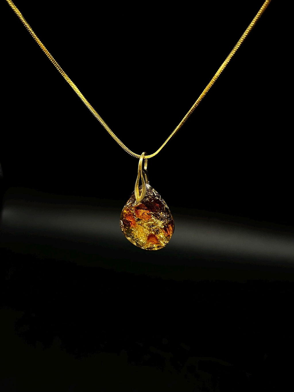 Bernstein Anhänger mit vergoldetem 925 Sterling Silber und Blattgold | Orgonit Amulett in Tropfenform | Weihnachtsgeschenk