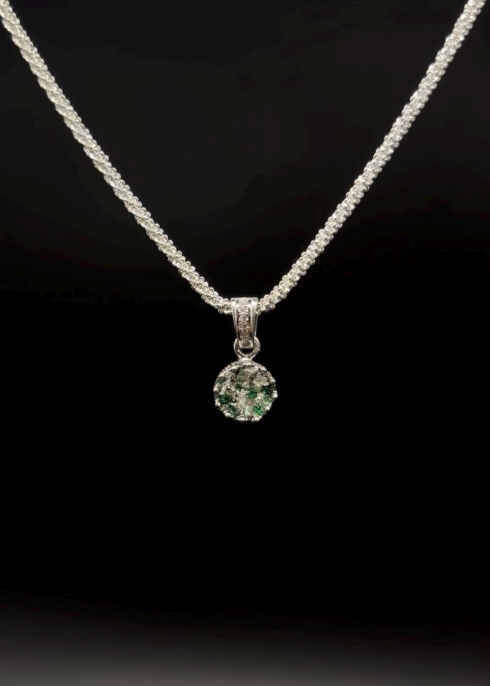 Königlicher Kronenanhänger mit Smaragd Brillianten und Diamanten in Epoxidharz – edel, einzigartig & handgefertigt (8 mm)