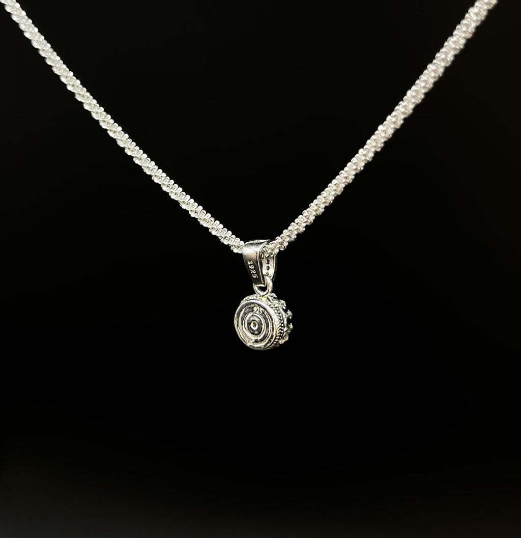 Königlicher Kronenanhänger mit Smaragd Brillianten und Diamanten in Epoxidharz – edel, einzigartig & handgefertigt (8 mm)