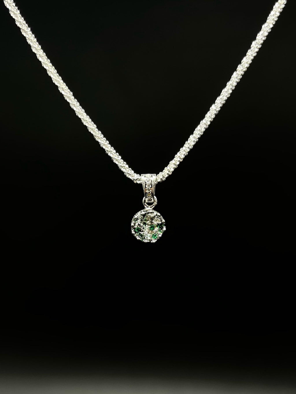Königlicher Kronenanhänger mit Smaragd Brillianten und Diamanten in Epoxidharz – edel, einzigartig & handgefertigt (8 mm)