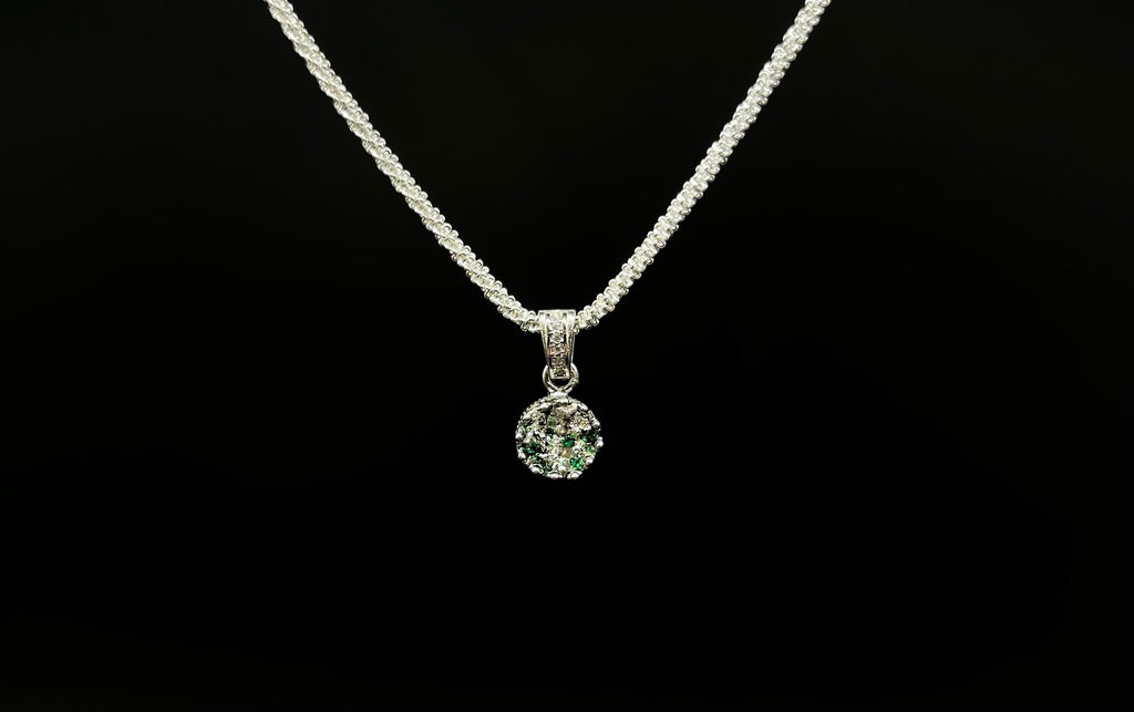 Königlicher Kronenanhänger mit Smaragd Brillianten und Diamanten in Epoxidharz – edel, einzigartig & handgefertigt (8 mm)