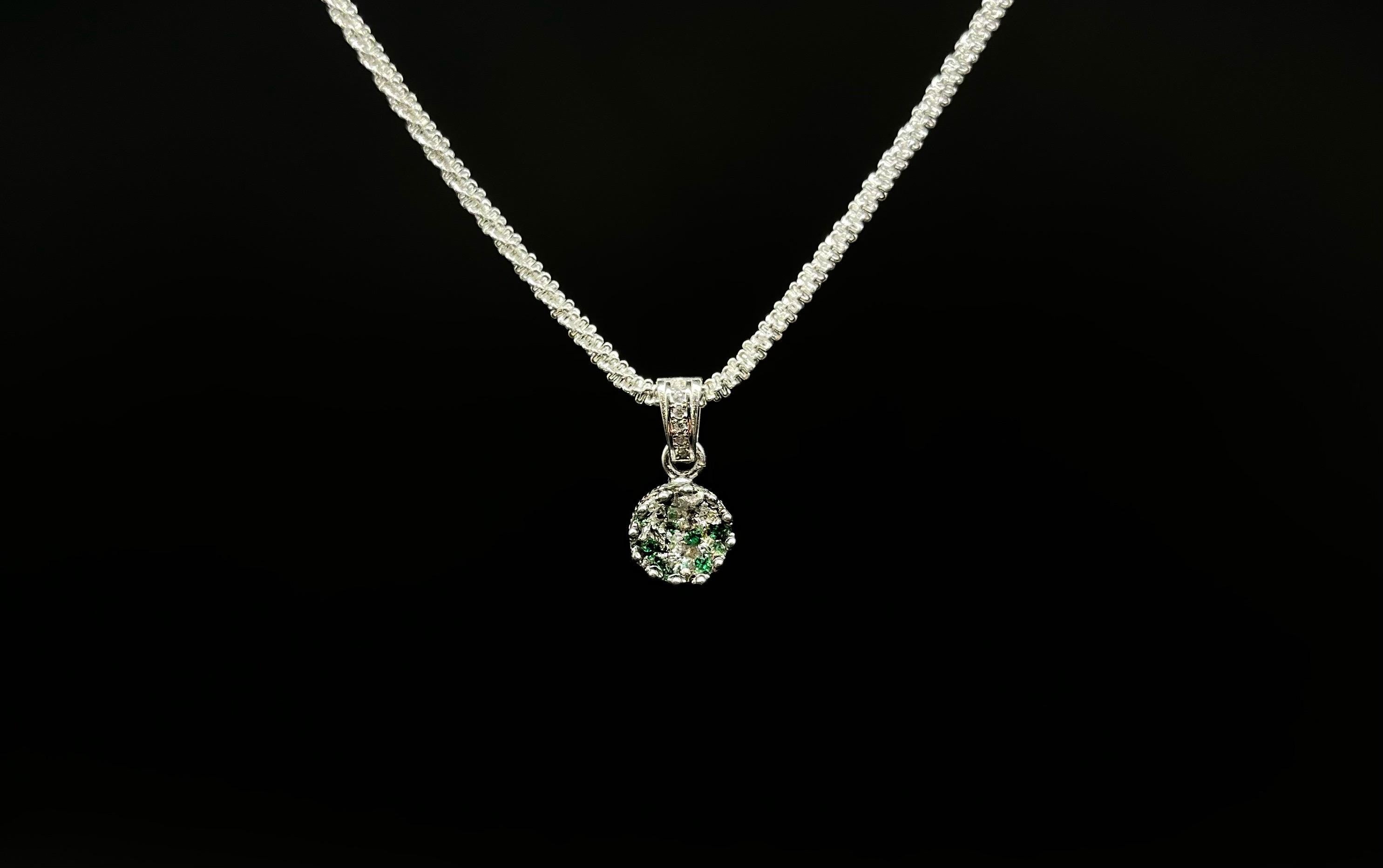 Königlicher Kronenanhänger mit Smaragd Brillianten und Diamanten in Epoxidharz – edel, einzigartig & handgefertigt (8 mm)