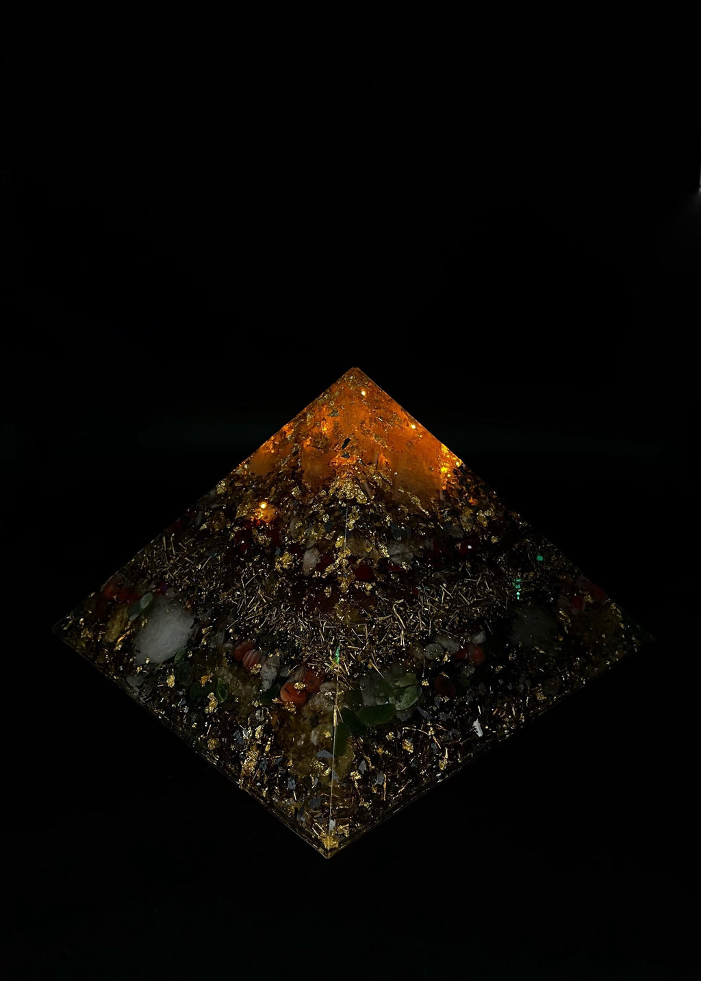 Beleuchtete Orgonit Pyramide 18 cm | Kristall Lampe Handgemacht mit Edelsteinen & Metall | Weihnachtsgeschenkidee