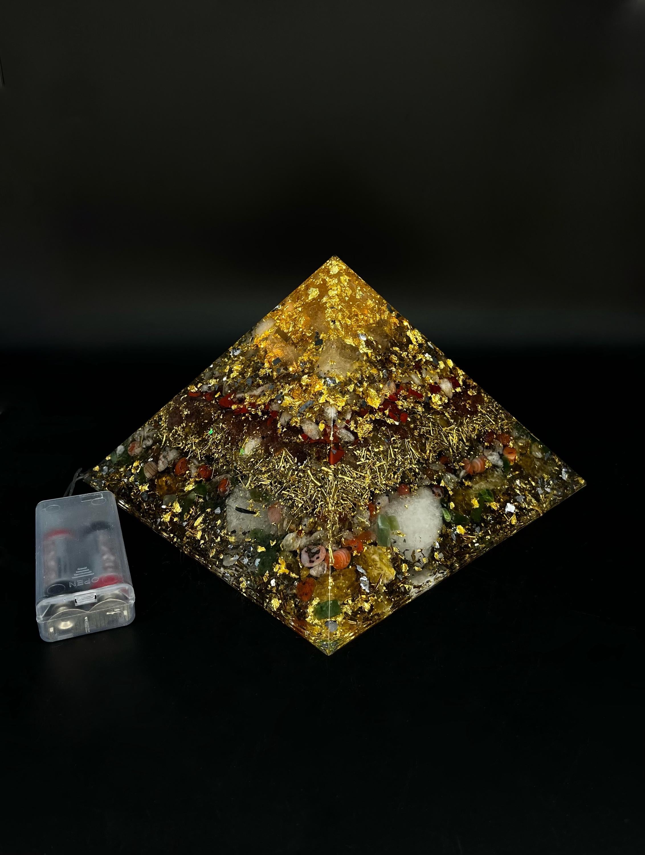 Beleuchtete Orgonit Pyramide 18 cm | Kristall Lampe Handgemacht mit Edelsteinen & Metall | Weihnachtsgeschenkidee