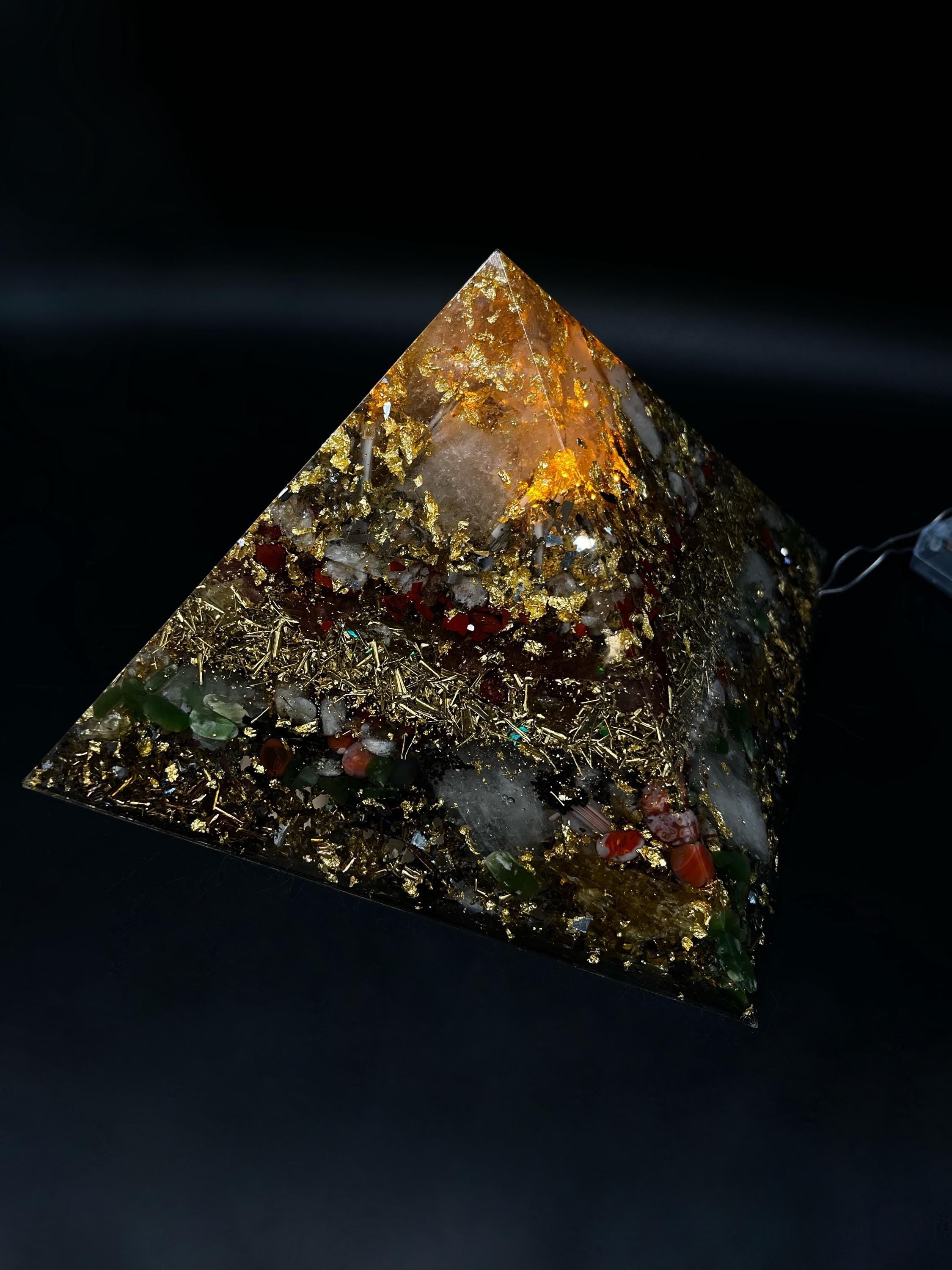 Beleuchtete Orgonit Pyramide 18 cm | Kristall Lampe Handgemacht mit Edelsteinen & Metall | Weihnachtsgeschenkidee