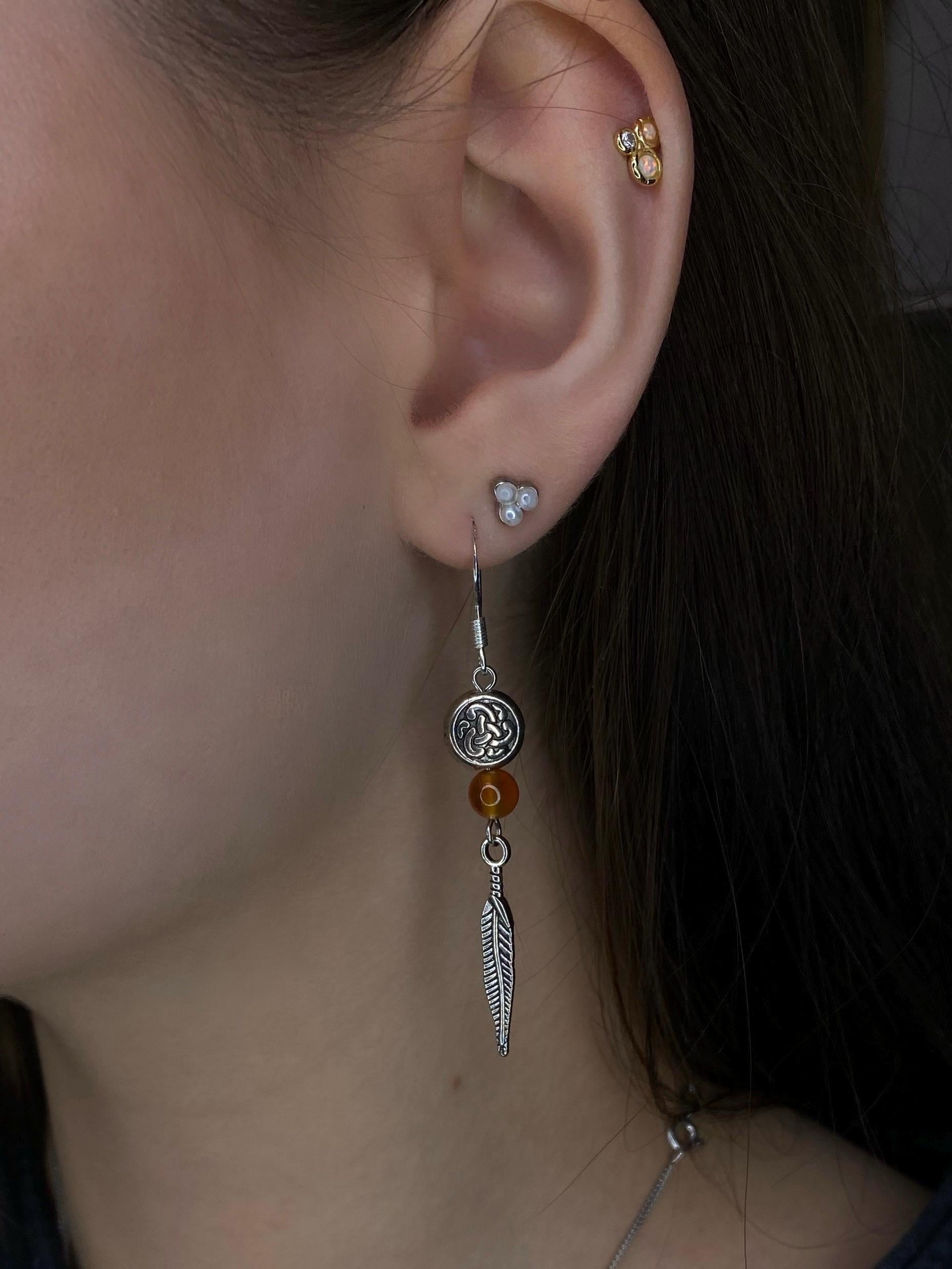 Keltisches Ohrringpaar mit Karneol Edelsteinperle | Feder | Aus 925 Sterling Silber von Hand gefertigt