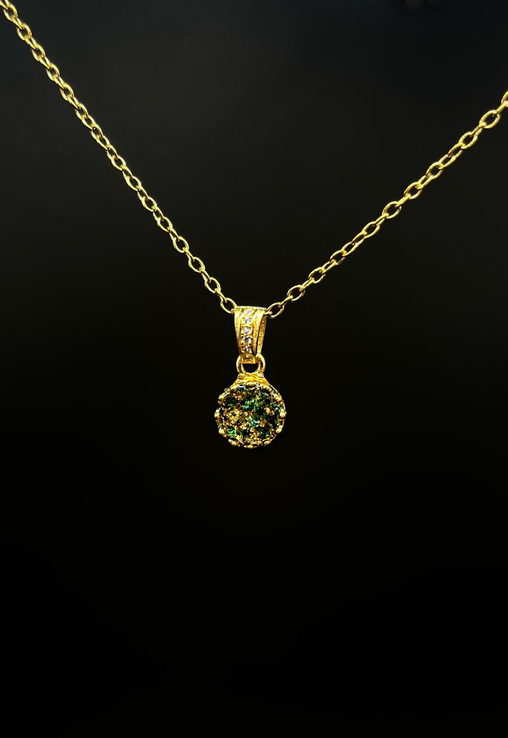 Königlicher Goldanhänger mit Smaragd Brillianten und Diamanten in Epoxidharz – edel, einzigartig & handgefertigt (8 mm)