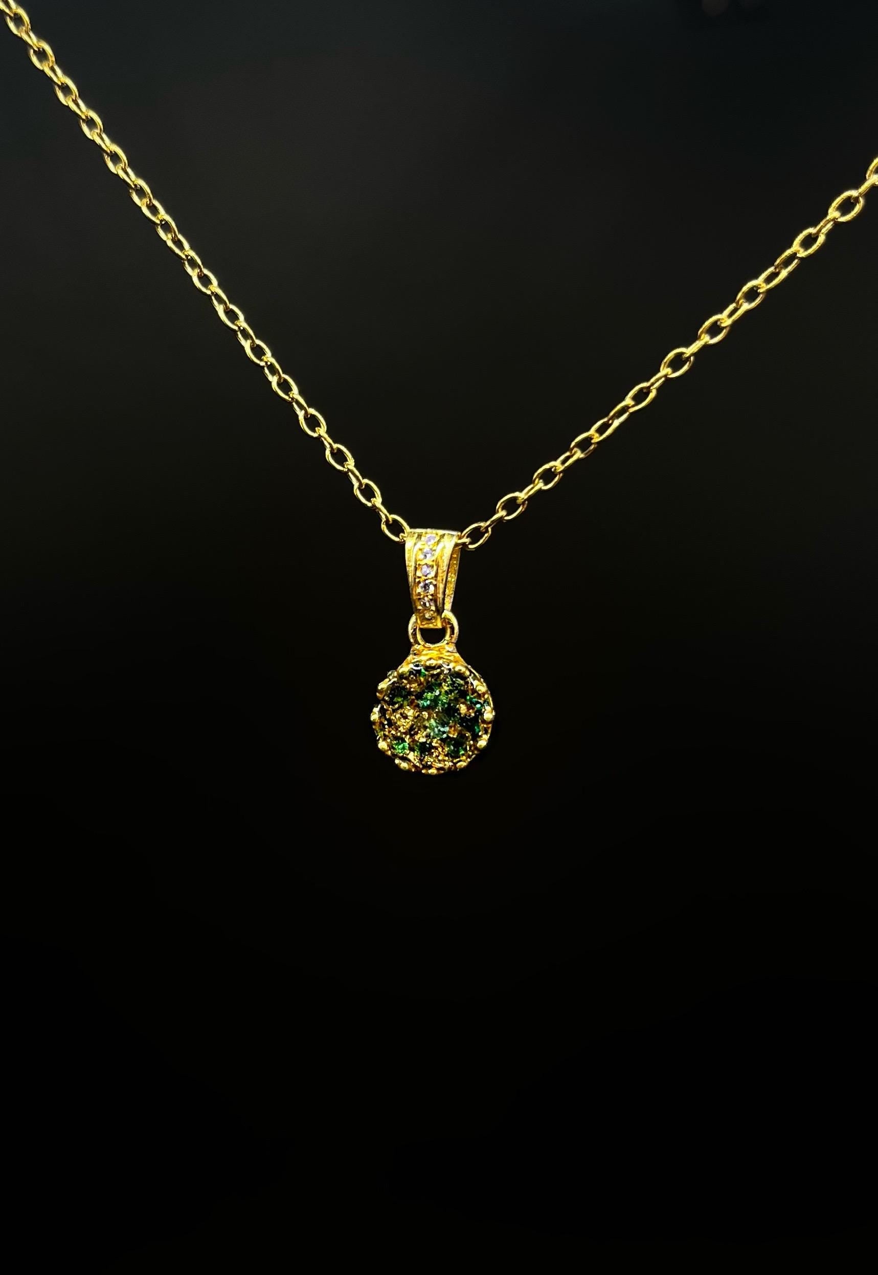 Königlicher Goldanhänger mit Smaragd Brillianten und Diamanten in Epoxidharz – edel, einzigartig & handgefertigt (8 mm)