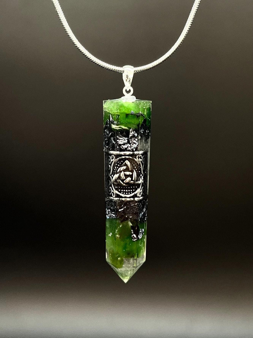 Keltischer Knoten Anhänger Schutzamulett mit grüner Jade | Nordischer Orgonit Anhänger | Handgefertigter Mittelalter Schmuck mit Nephrit