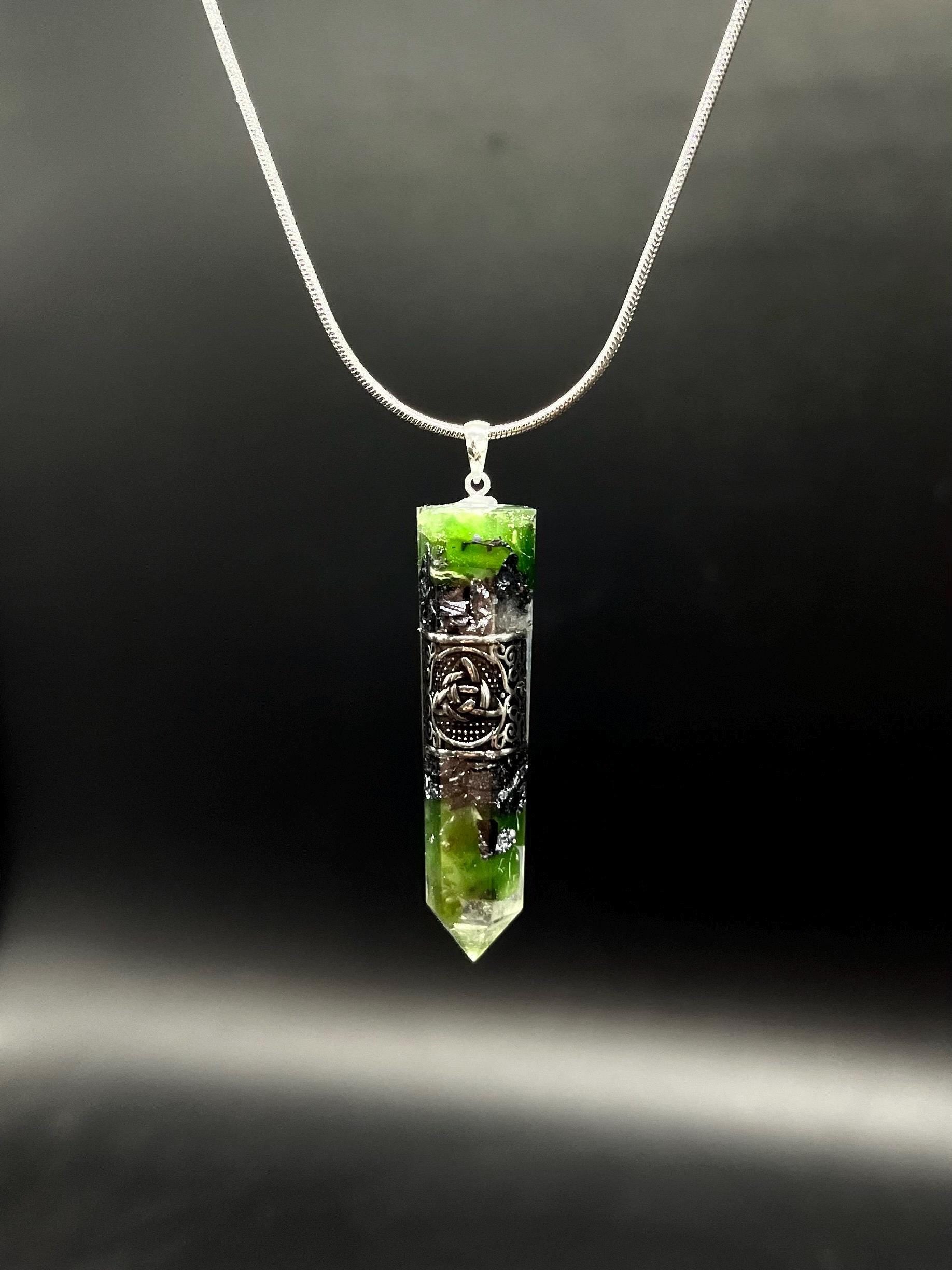 Keltischer Knoten Anhänger Schutzamulett mit grüner Jade | Nordischer Orgonit Anhänger | Handgefertigter Mittelalter Schmuck mit Nephrit