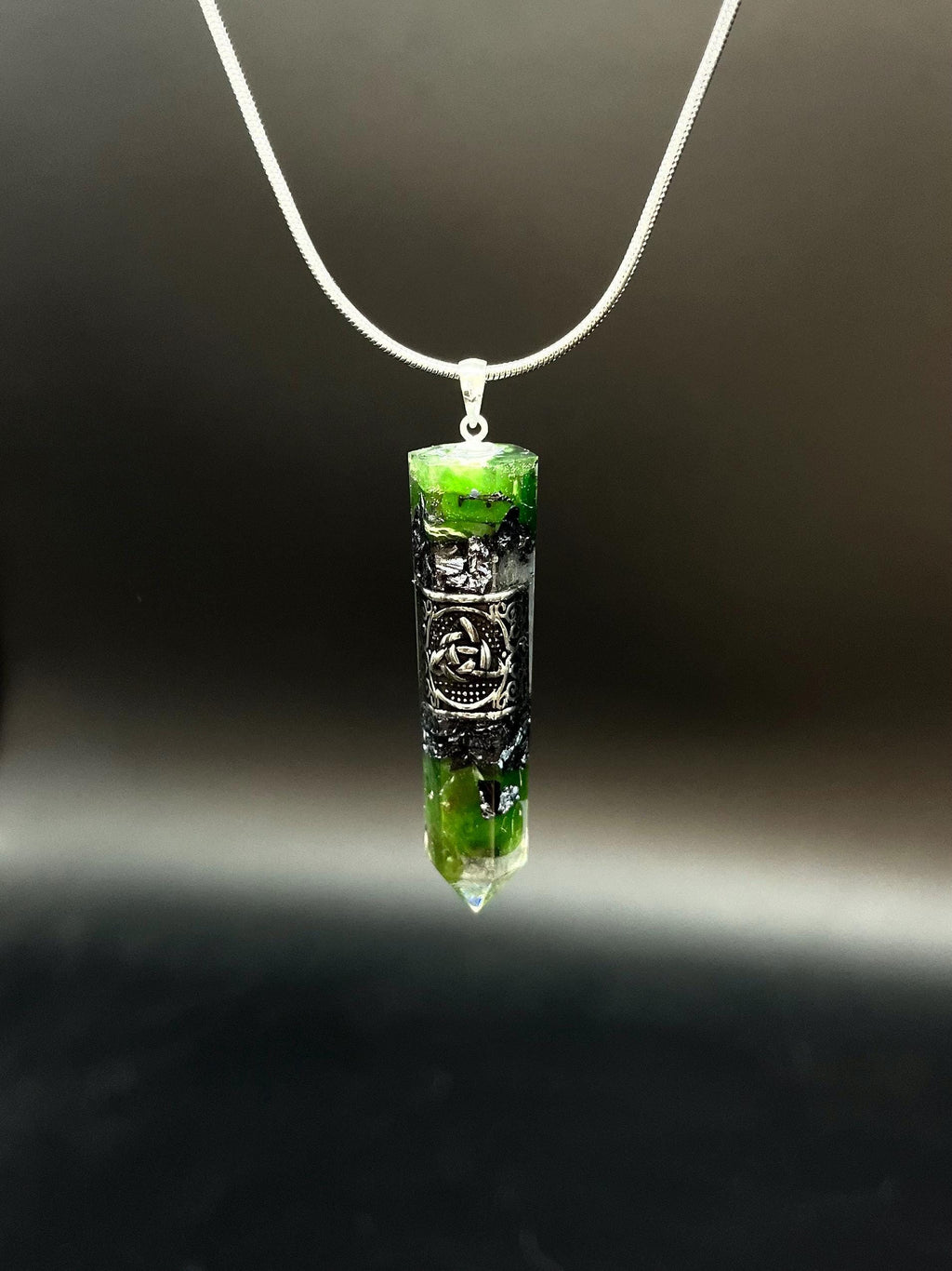 Keltischer Knoten Anhänger Schutzamulett mit grüner Jade | Nordischer Orgonit Anhänger | Handgefertigter Mittelalter Schmuck mit Nephrit
