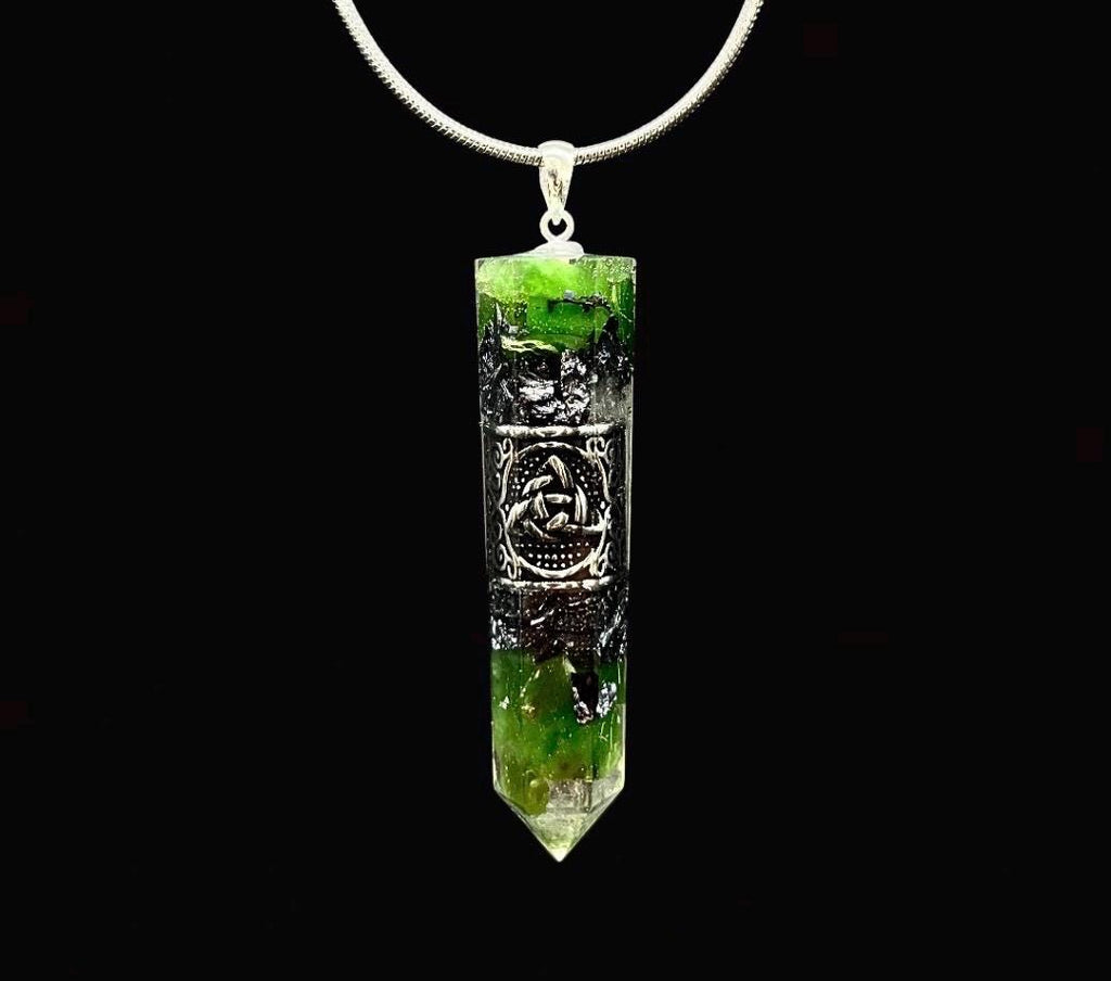 Keltischer Knoten Anhänger Schutzamulett mit grüner Jade | Nordischer Orgonit Anhänger | Handgefertigter Mittelalter Schmuck mit Nephrit