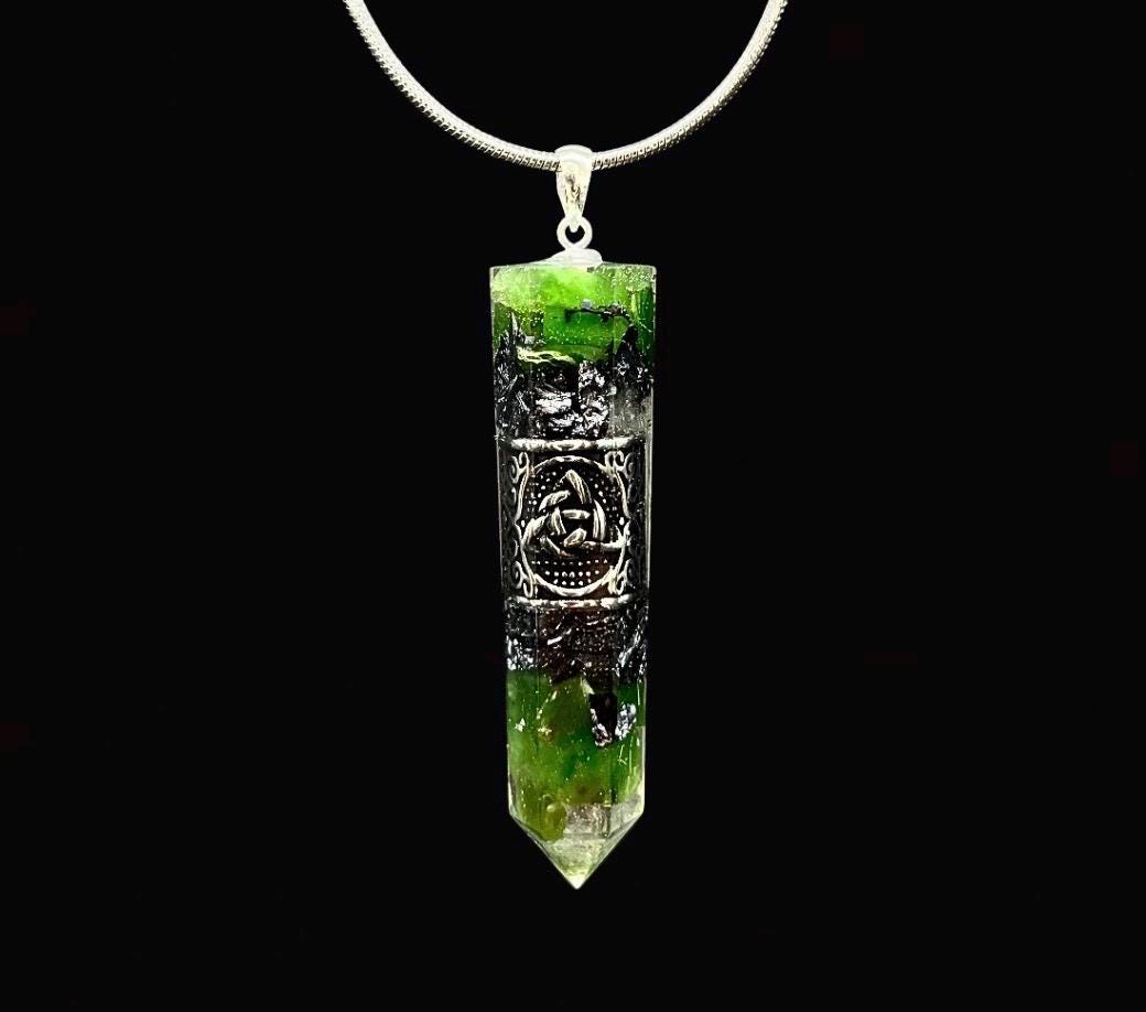 Keltischer Knoten Anhänger Schutzamulett mit grüner Jade | Nordischer Orgonit Anhänger | Handgefertigter Mittelalter Schmuck mit Nephrit