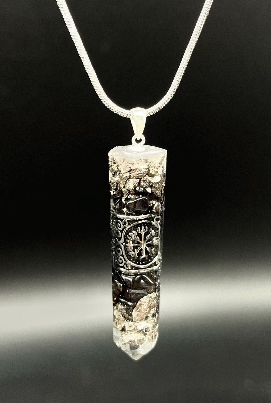 Vegvísir Orgonit Amulett – Hämatit, Bergkristall & Silber für Schutz, Erdung, Orientierung und Führung | Schutzamulett und Wikingerschmuck