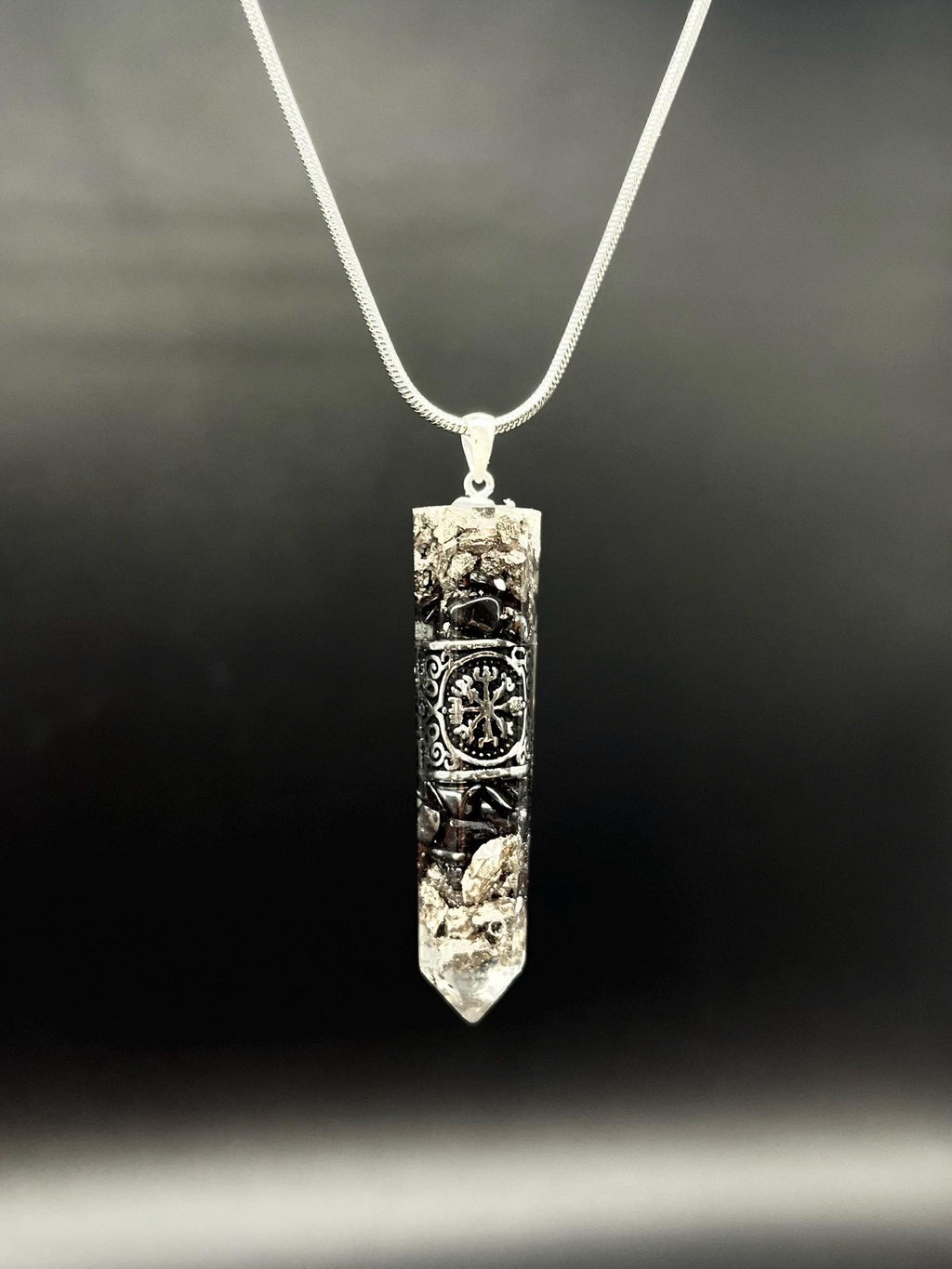 Vegvísir Orgonit Amulett – Hämatit, Bergkristall & Silber für Schutz, Erdung, Orientierung und Führung | Schutzamulett und Wikingerschmuck