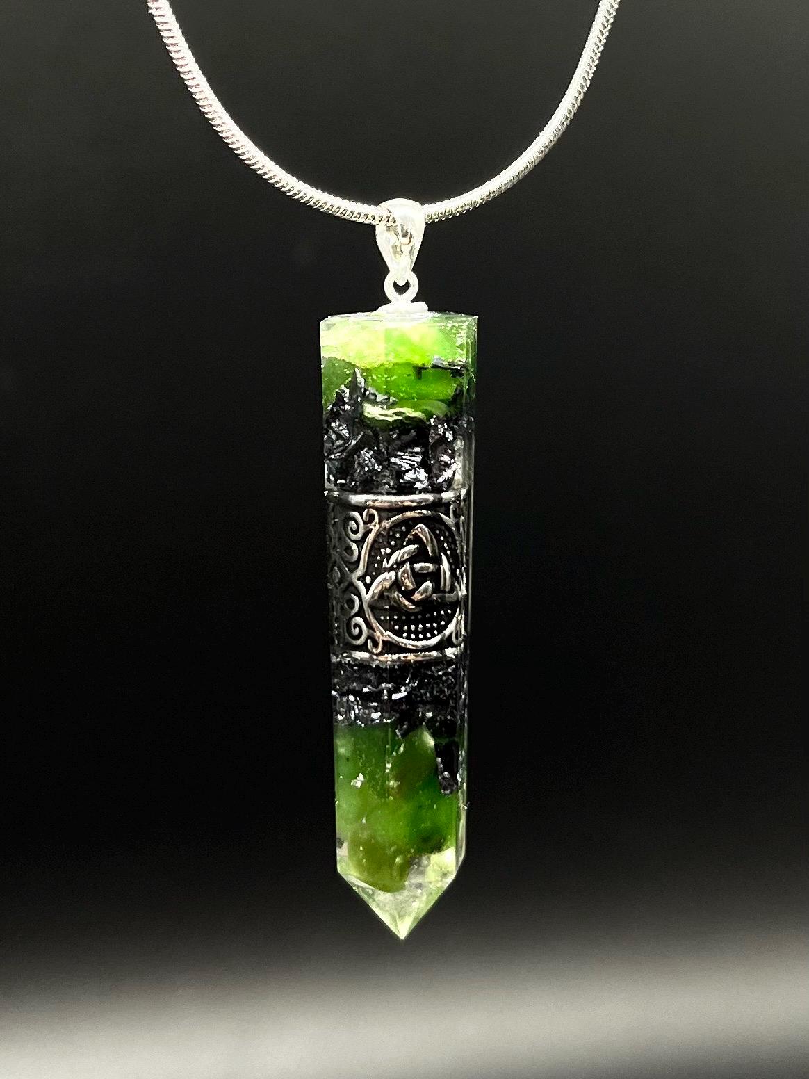 Keltischer Knoten Anhänger Schutzamulett mit grüner Jade | Nordischer Orgonit Anhänger | Handgefertigter Mittelalter Schmuck mit Nephrit