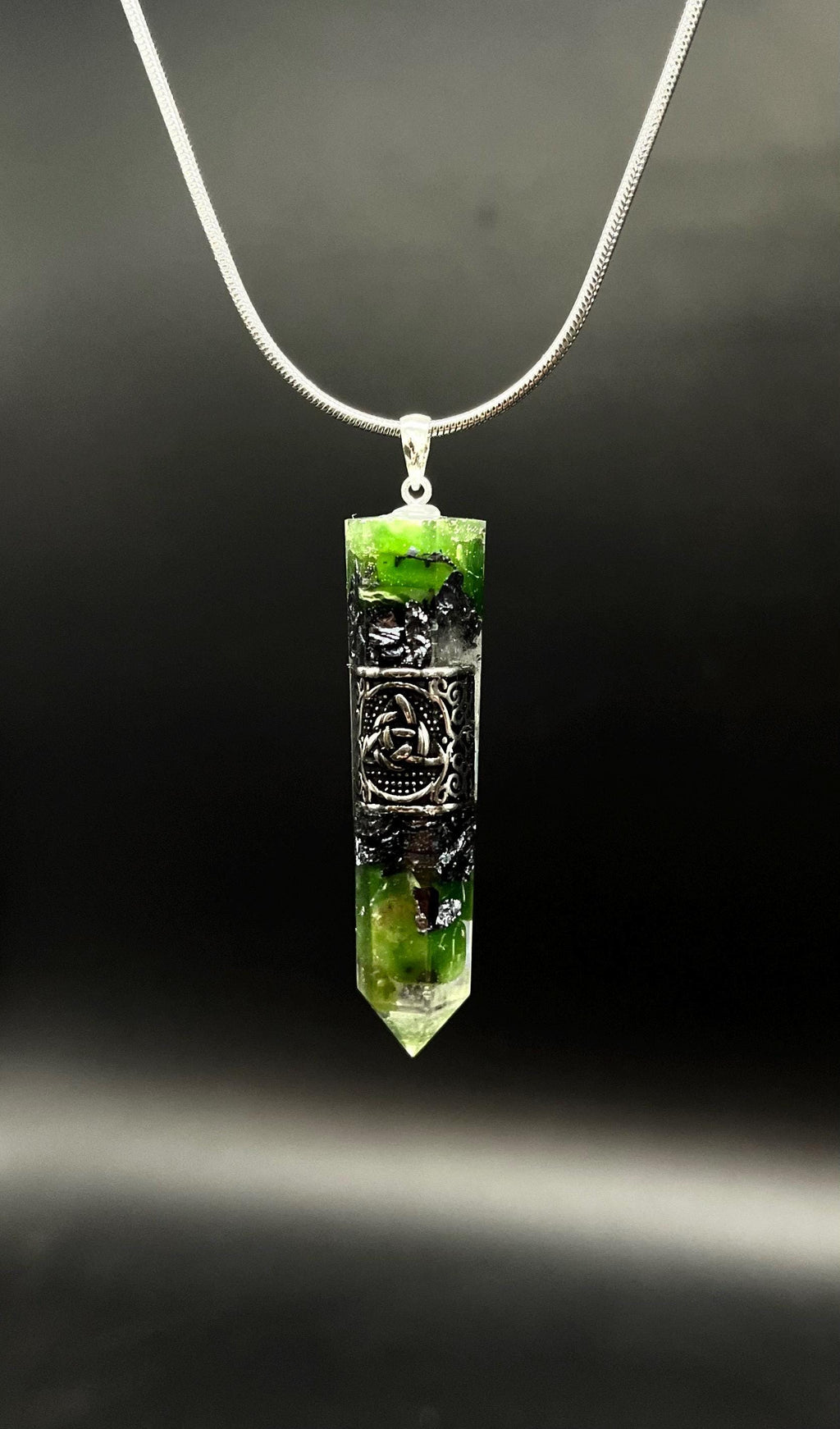 Keltischer Knoten Anhänger Schutzamulett mit grüner Jade | Nordischer Orgonit Anhänger | Handgefertigter Mittelalter Schmuck mit Nephrit