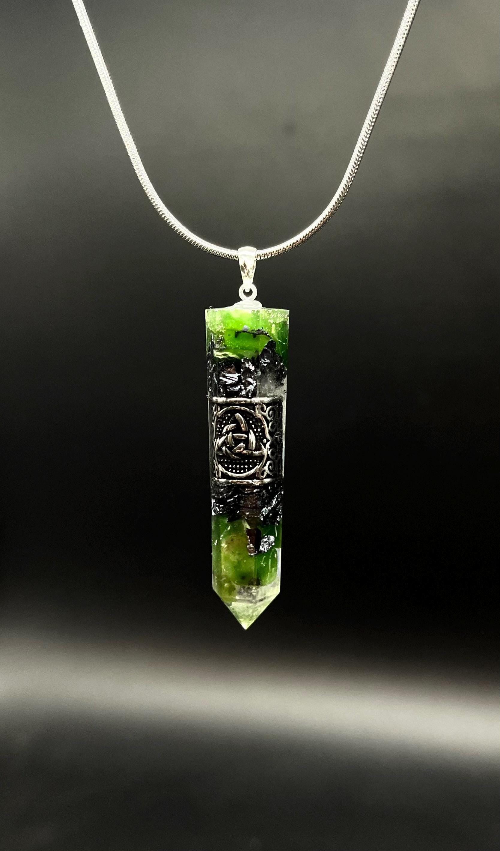 Keltischer Knoten Anhänger Schutzamulett mit grüner Jade | Nordischer Orgonit Anhänger | Handgefertigter Mittelalter Schmuck mit Nephrit