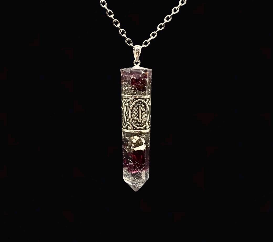 Runen Anhänger Schutzamulett | Nordisches Futhark Orgonit Amulett | Handgefertigter Mittelalter Schmuck mit Granat & Bergkristall